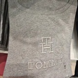 [S] TOMMY HILFIGER GREY EMBROIDERED CREST BANNER LOGO TSHIRT, XW06125-020 (STH1536)