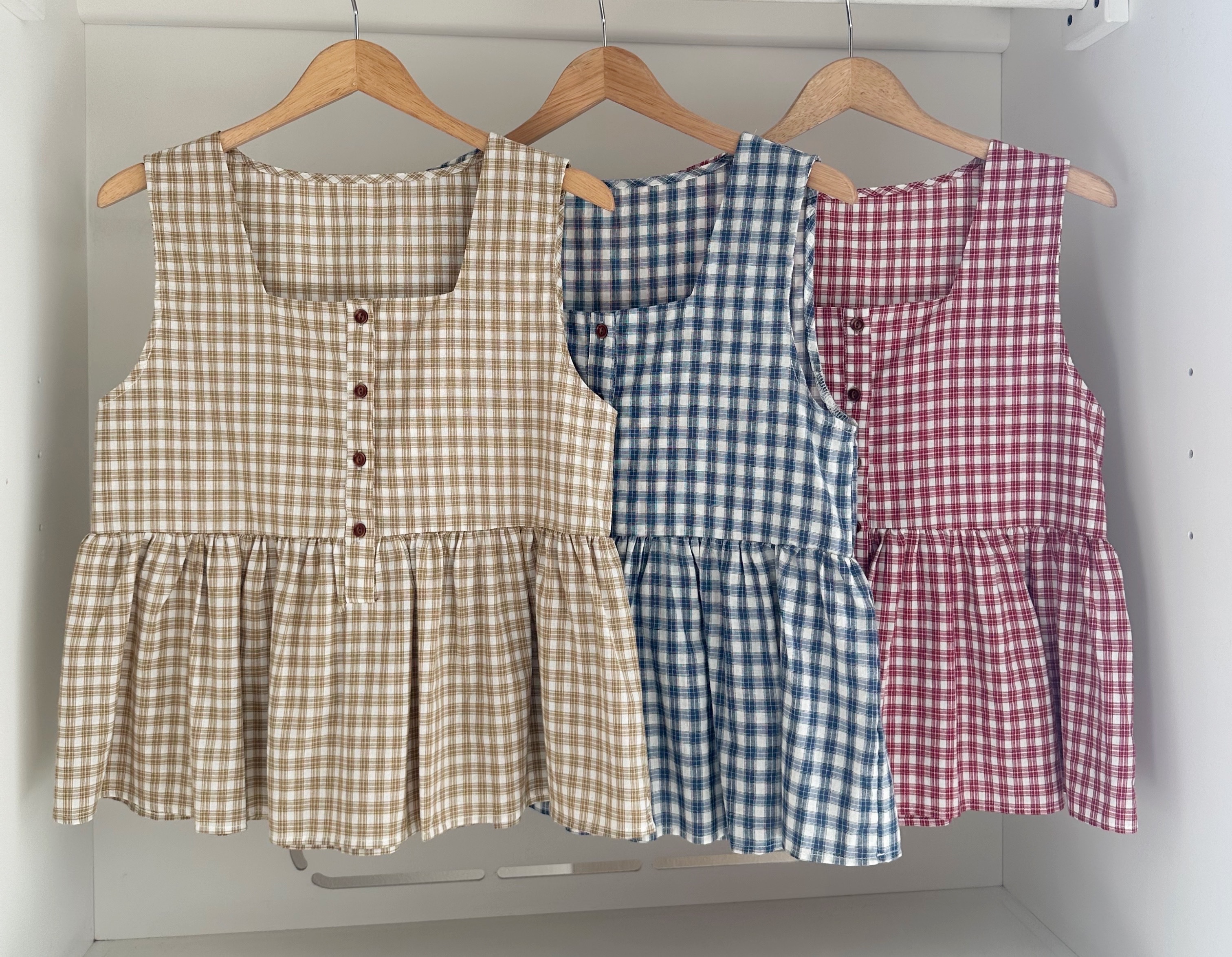 SLEEVELESS CHECKED BUTTON PEPLUM BLOUSE