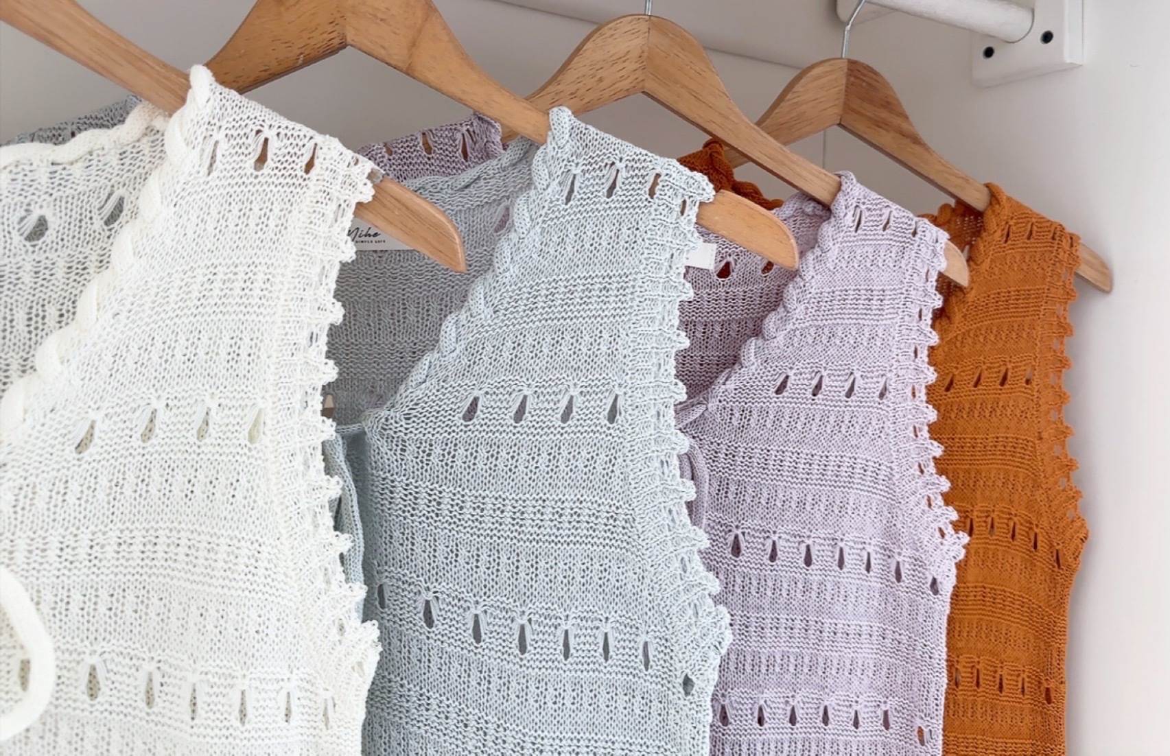 SLEEVELESS RIBBON FRONT KNIT BLOUSE