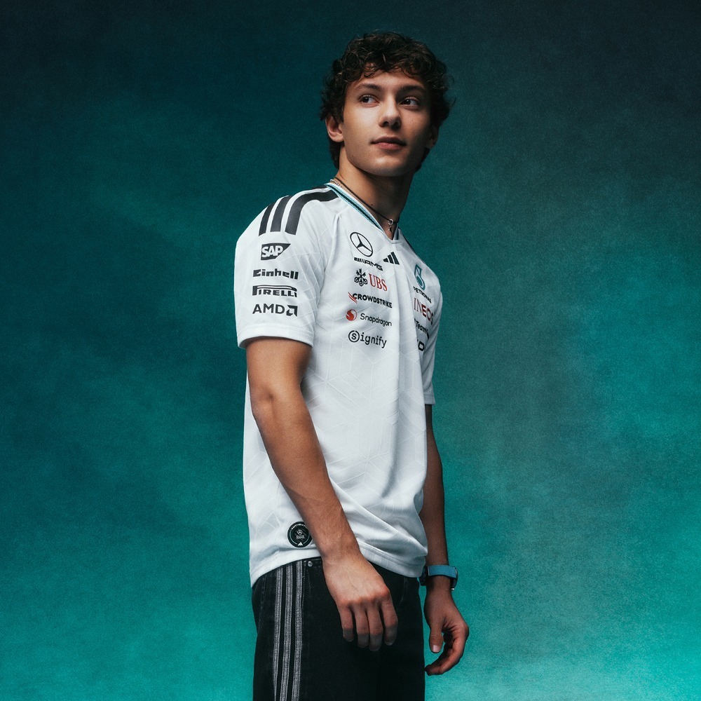男款 ADIDAS X MERCEDES - AMG PETRONAS F1 白色 喬治·羅素 小KIMI F1 賓士 賽車 聯名款 賽車服 短T【KE5324】ADF1