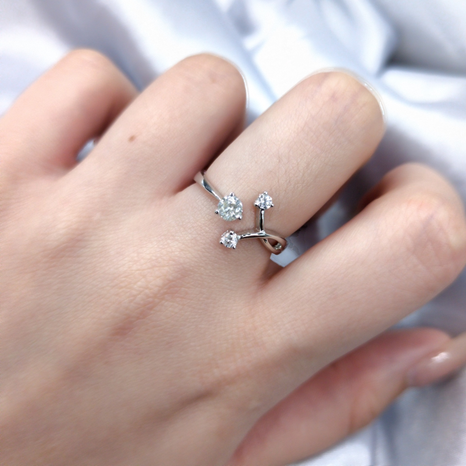 全新18K白金【主石20份鑽石】配小鑽共28份鑽石戒指