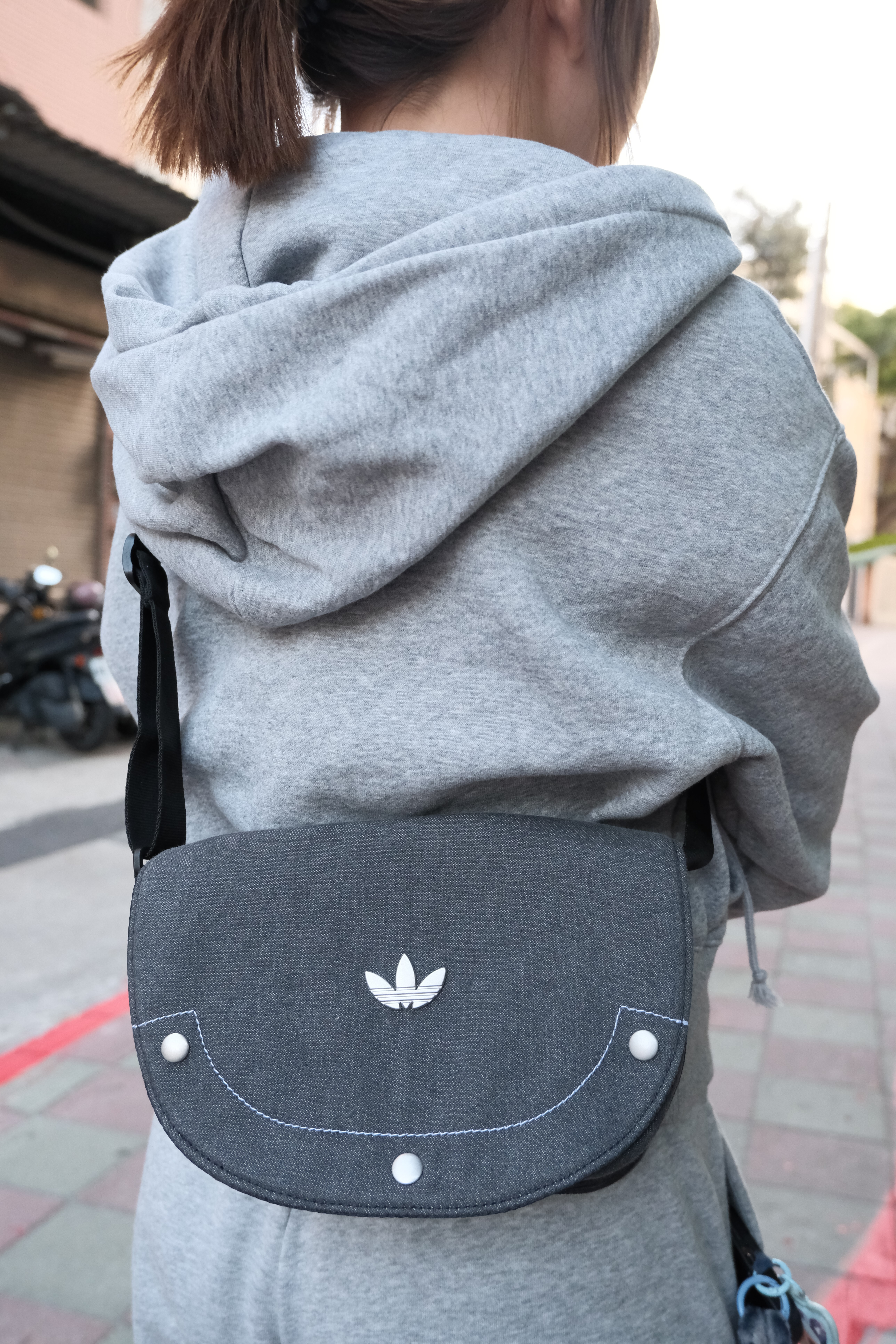 Adidas Denim Mini Shoulder Bag 牛仔肩背 斜背 三葉草 按扣  戶外 運動 休閒 男/女 IT7366