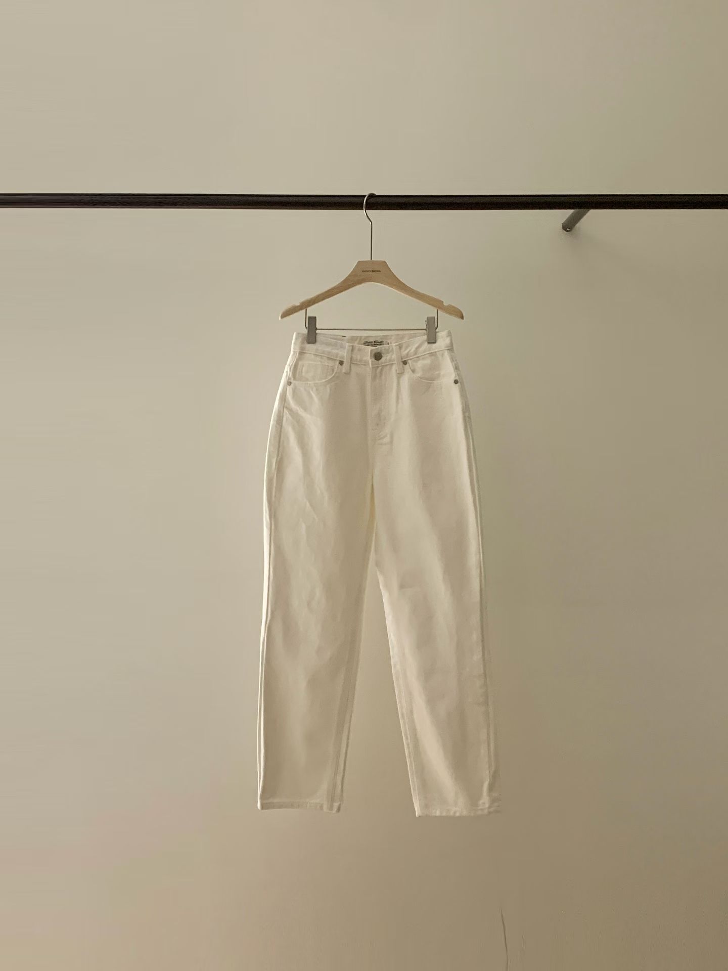 AY5527 純白收腳牛仔褲 *特價* (充值購物金不適用)