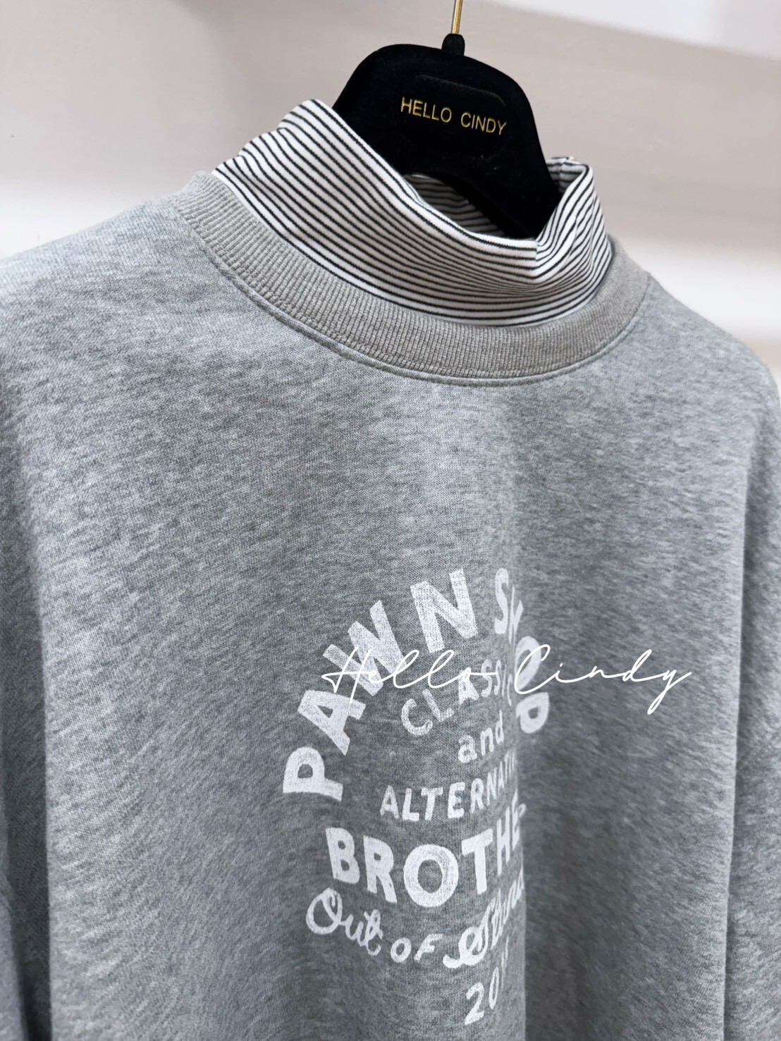 B02013 條紋小立領假兩件式灰色鋪棉大學T