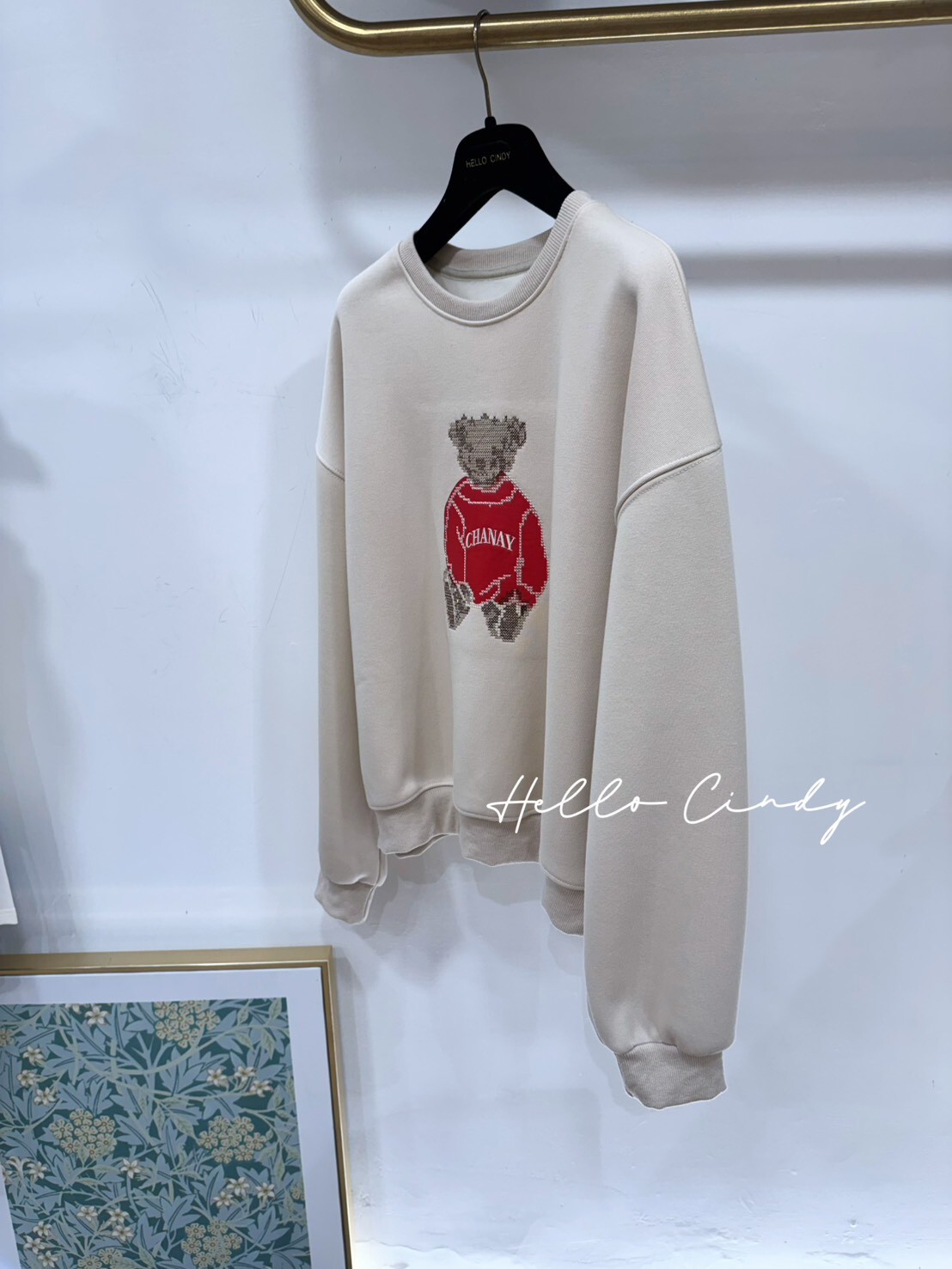 B02011 紅衣小熊米色質感大學T