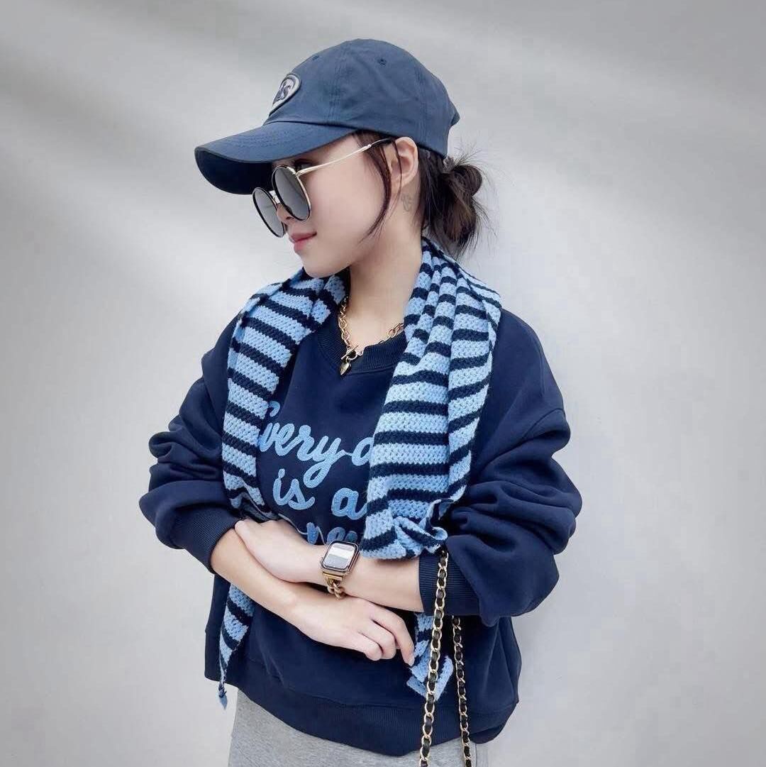 【質感超好的字母造型空氣棉上衣+批肩套組】（現貨）