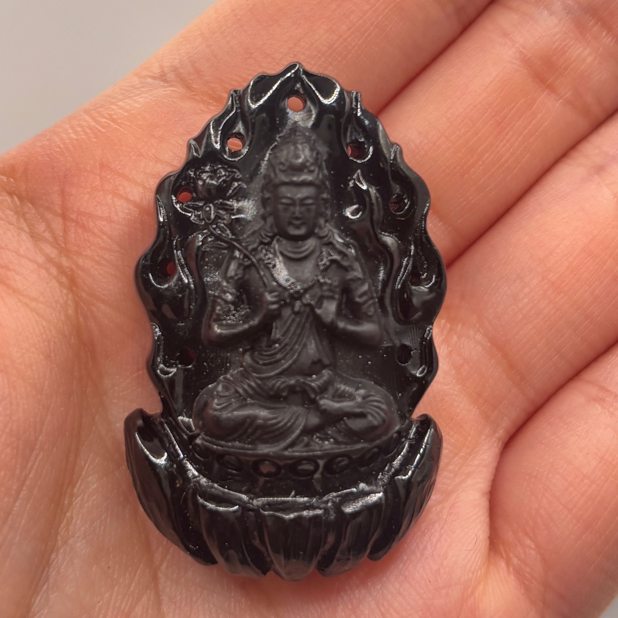 AB260204-L106-冠軍琥珀雕刻師聯乘紫袍大師開光-翳珀大勢至菩薩吊墜(一物一證書)-(需留中文全名，已包紫袍大師開光，4月頭到貨，只限尖沙咀門店自取）