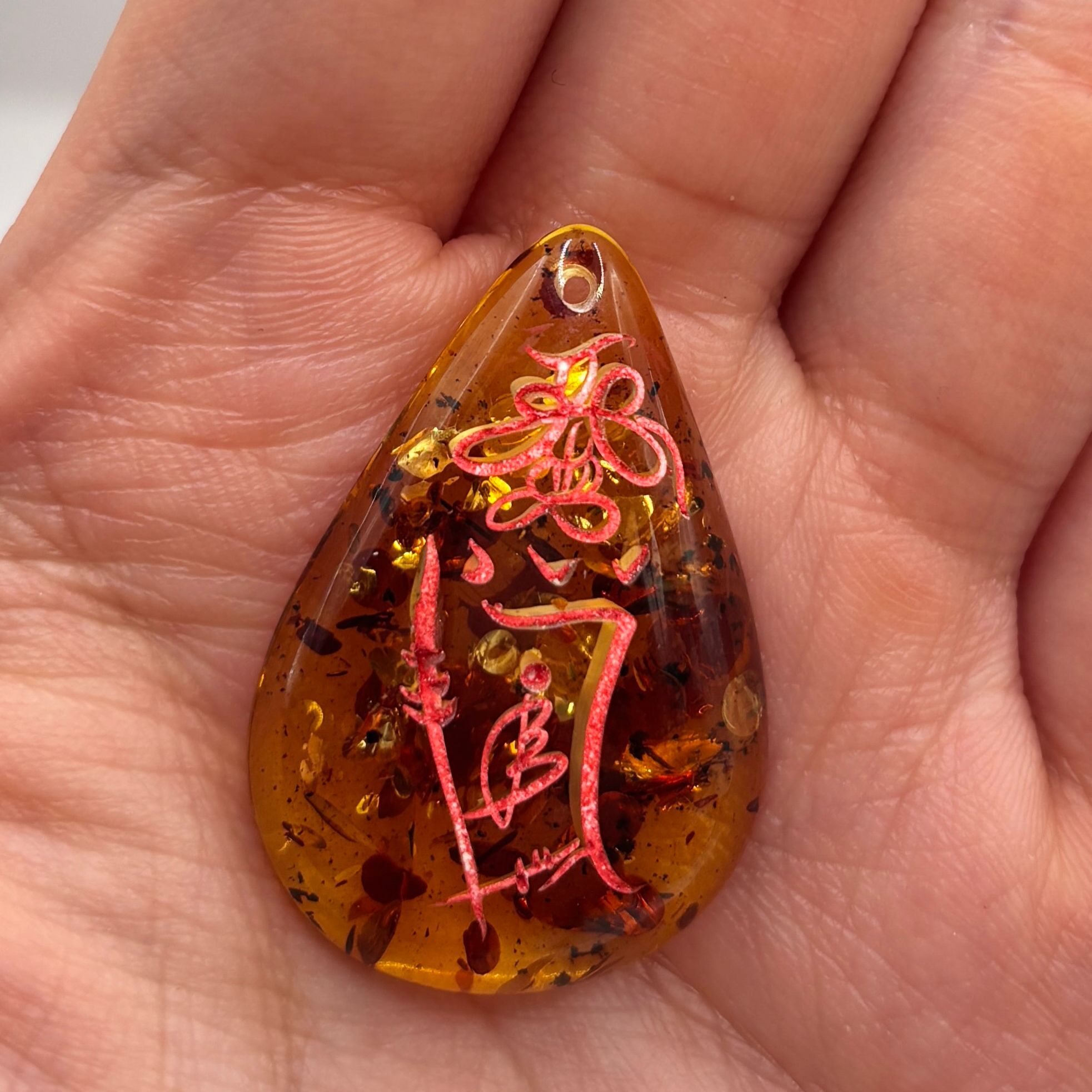 AB260204-L85-冠軍琥珀雕刻師聯乘紫袍大師開光-偏財符水滴吊墜頸鏈(一物一證書)默認流金-(需留中文全名，已包紫袍大師開光，4月頭到貨，只限尖沙咀門店自取）