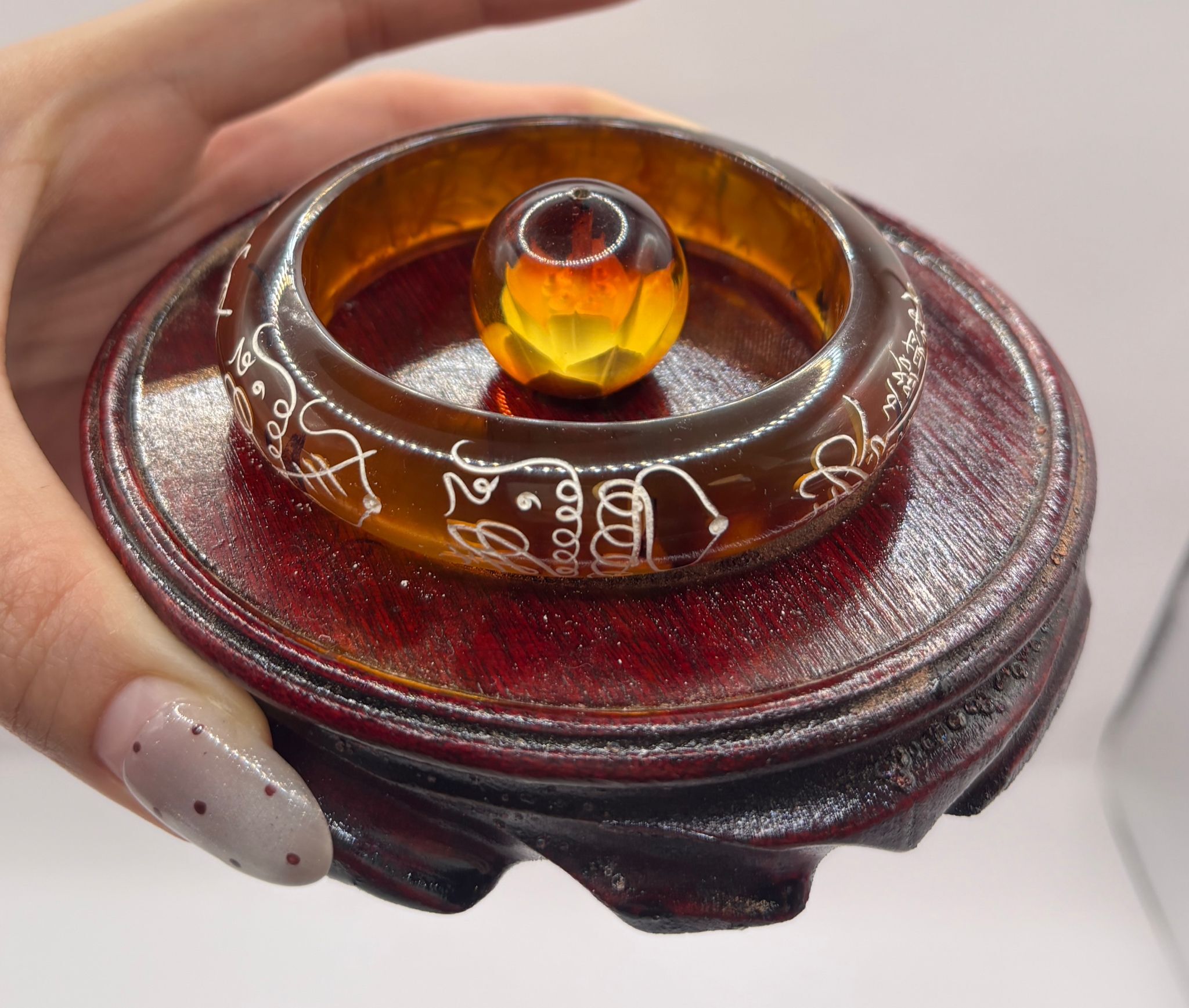 AB260204-L141-緬甸收藏級變色龍琥珀手鐲法器 雕刻招財符+平安符 送蓮花珠+底座（備註雕內圈還是外圈）內圈雕刻中文全名  (SIZE:53-63)-（連收藏證書）(需留中文全名，已包紫袍大師開光，4月頭到貨，只限尖沙咀門店自取）