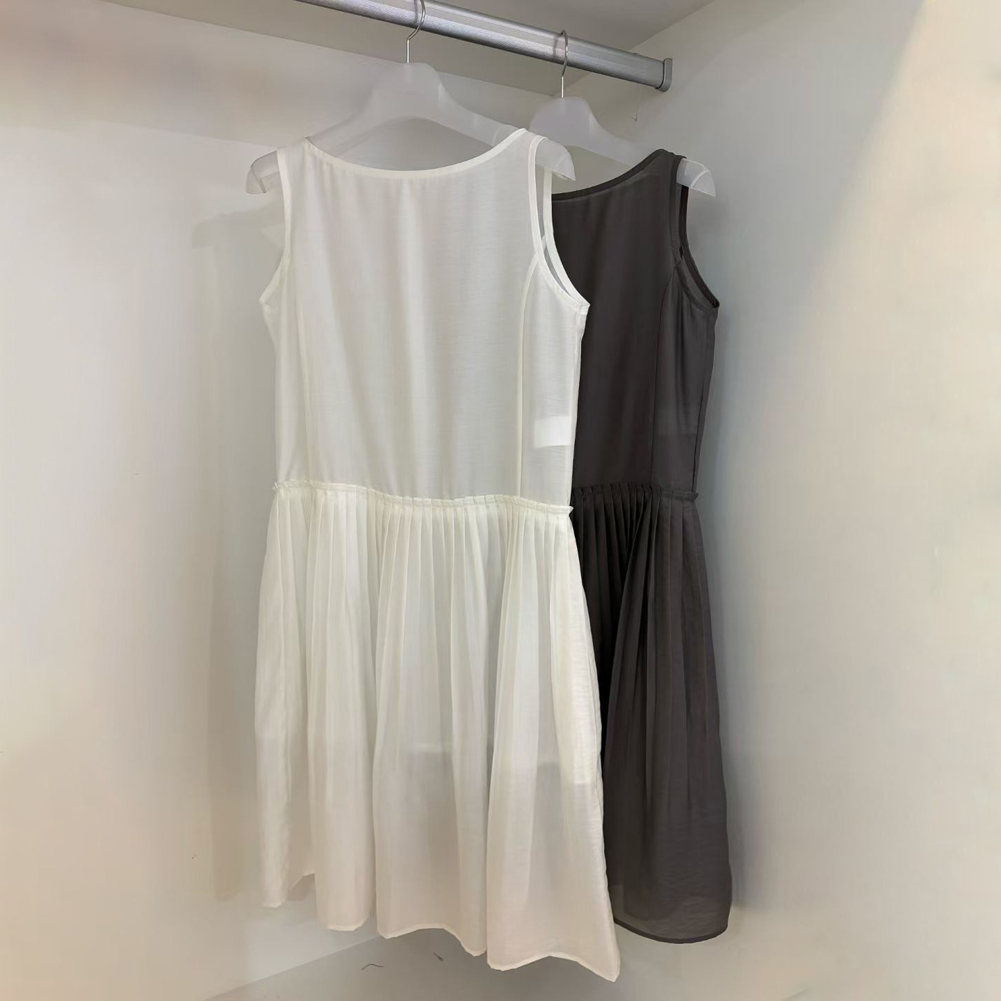 溫柔氣息圓領百褶背心裙長洋裝 / 2色