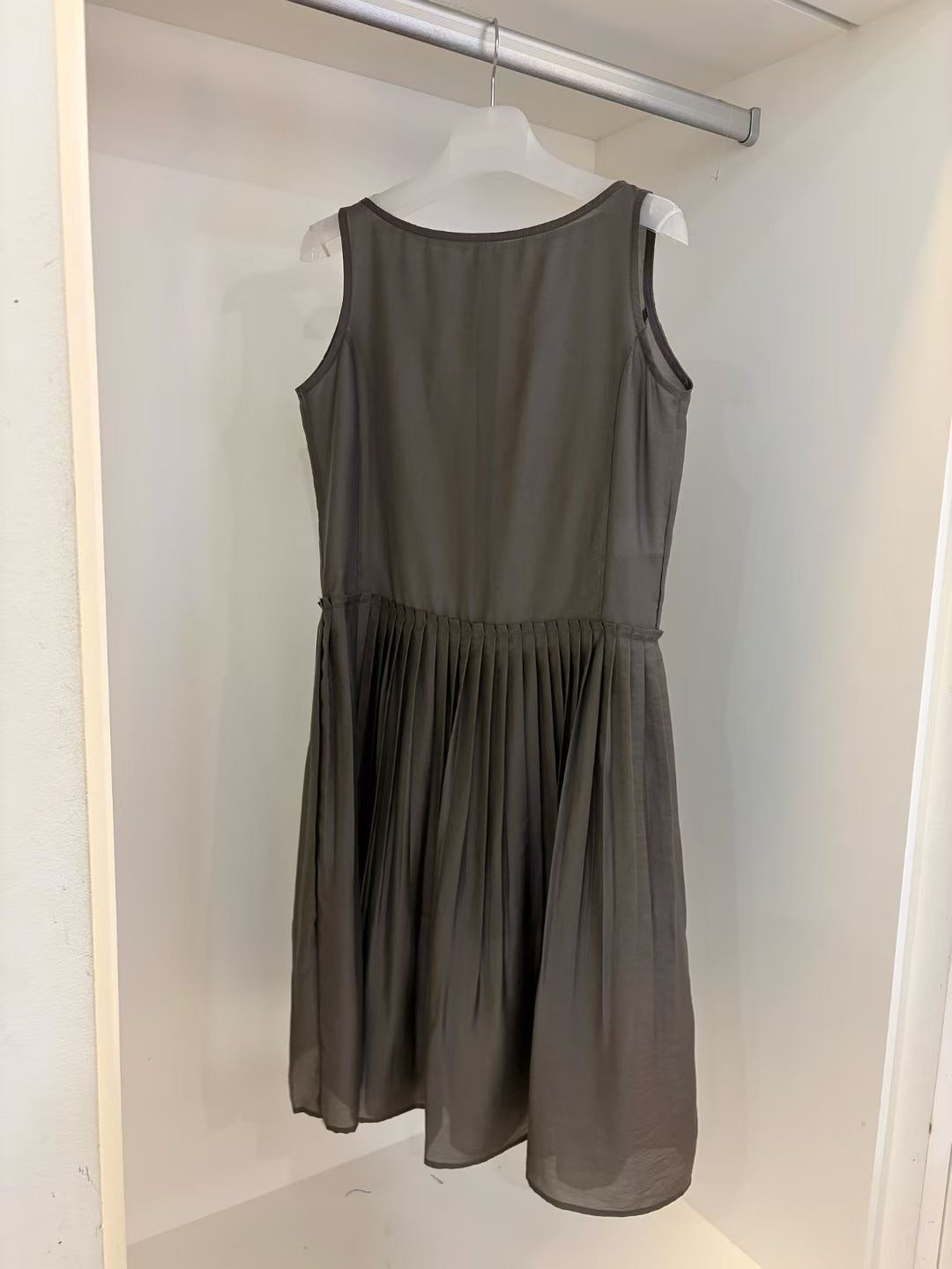 溫柔氣息圓領百褶背心裙長洋裝 / 2色