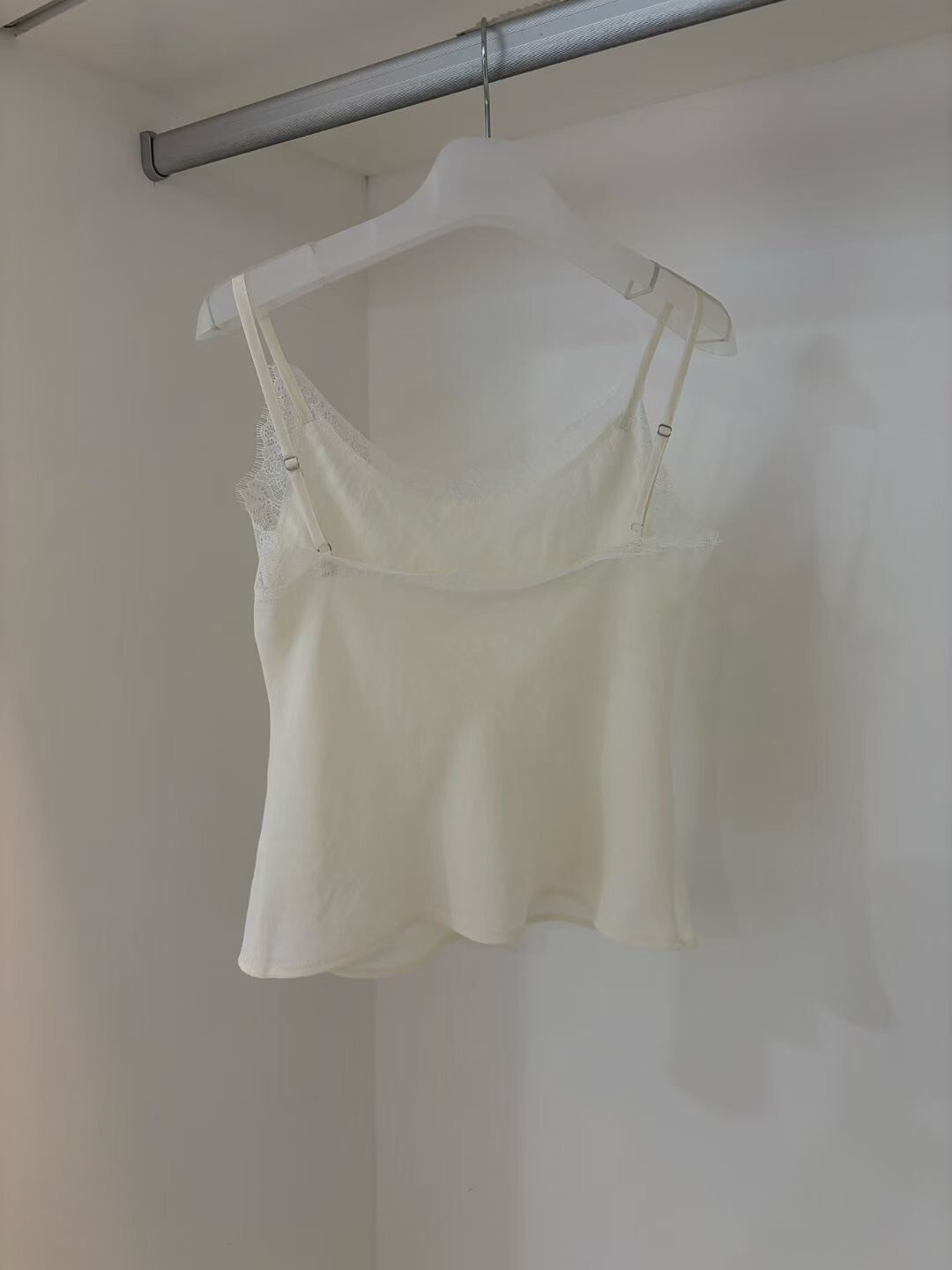 拼接同色系睫毛蕾絲細肩帶背心上衣 / 3色