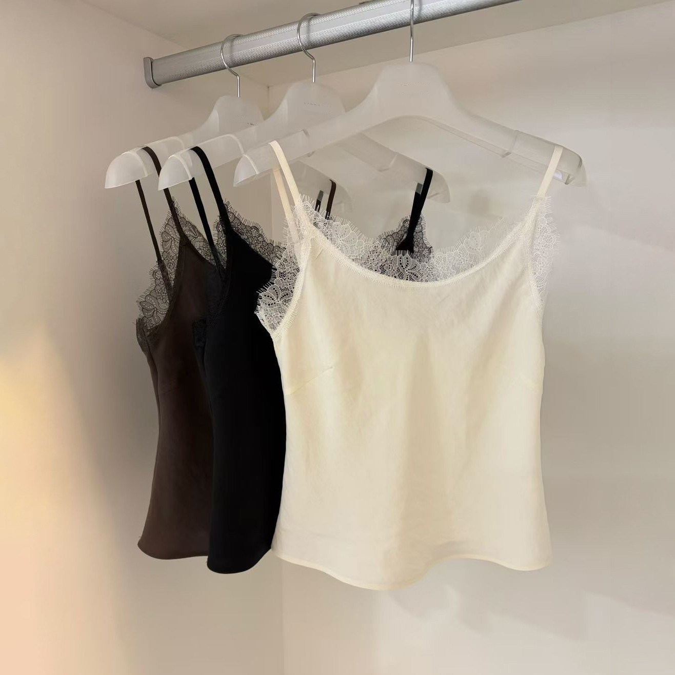 拼接同色系睫毛蕾絲細肩帶背心上衣 / 3色