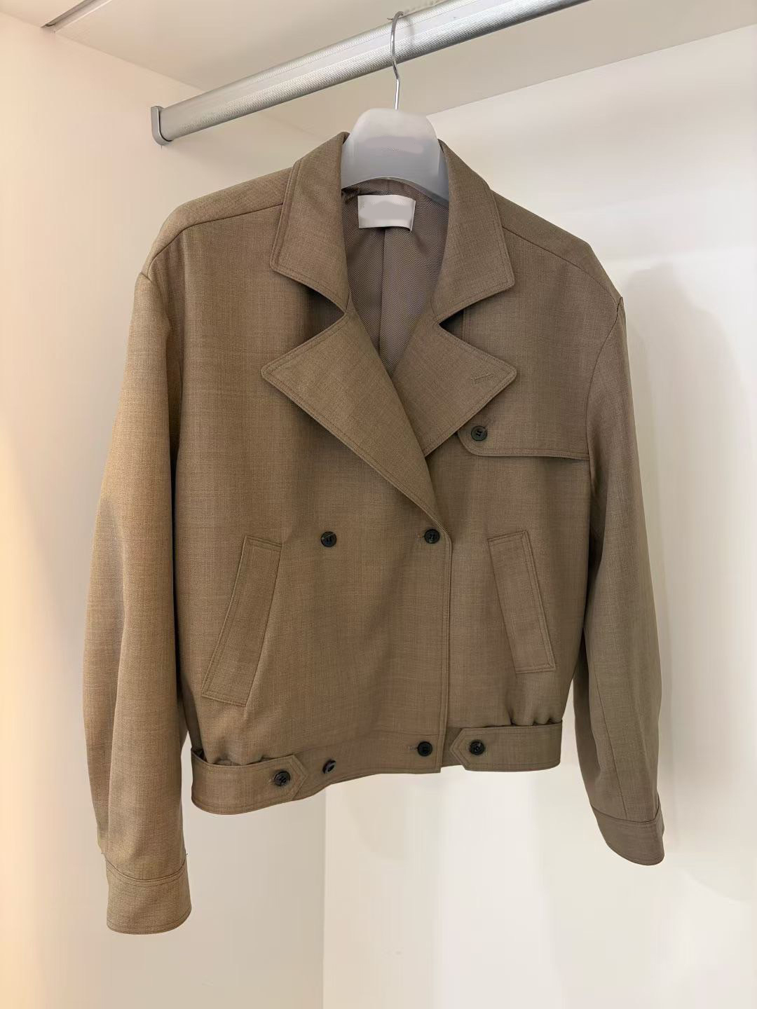 後縮腰V字翻領排釦造型風衣外套 / 2色