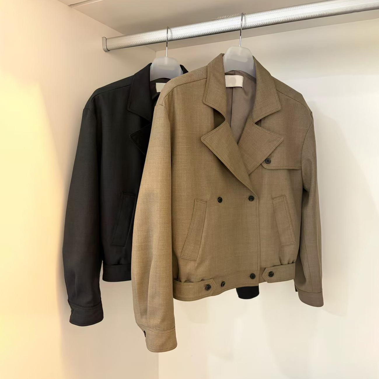 後縮腰V字翻領排釦造型風衣外套 / 2色