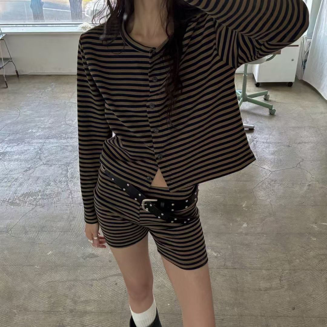 配色橫條紋圓領排釦上衣罩衫+四分短褲SET / 3色
