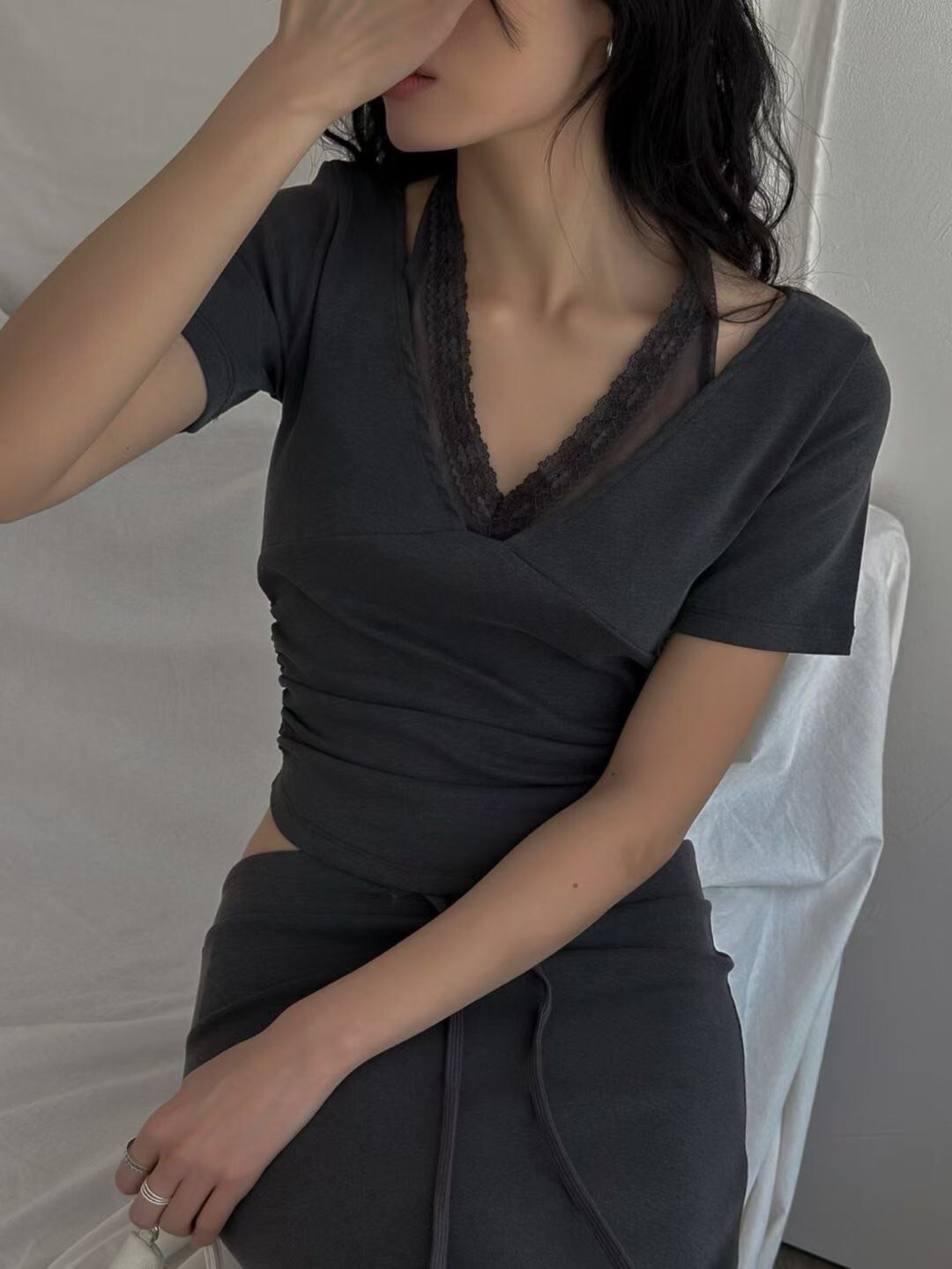 質感灰假兩件繞脖蕾絲V領上衣+長裙SET