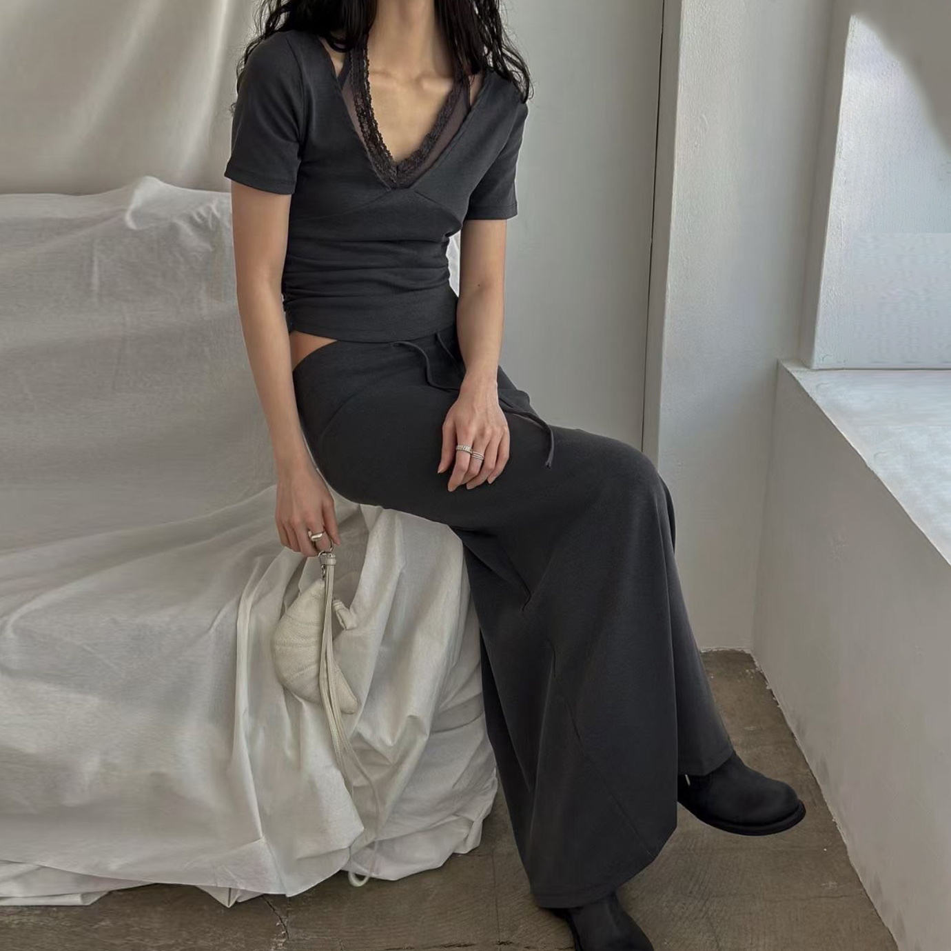 質感灰假兩件繞脖蕾絲V領上衣+長裙SET