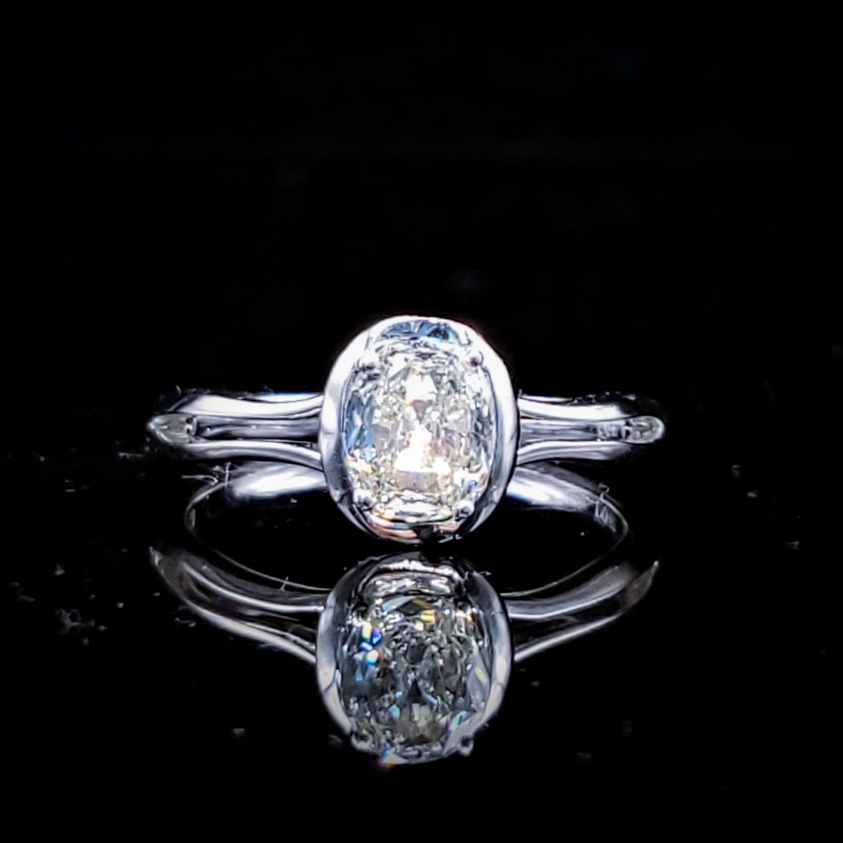 全新18K白金【單粒67份蛋形鑽石】戒指