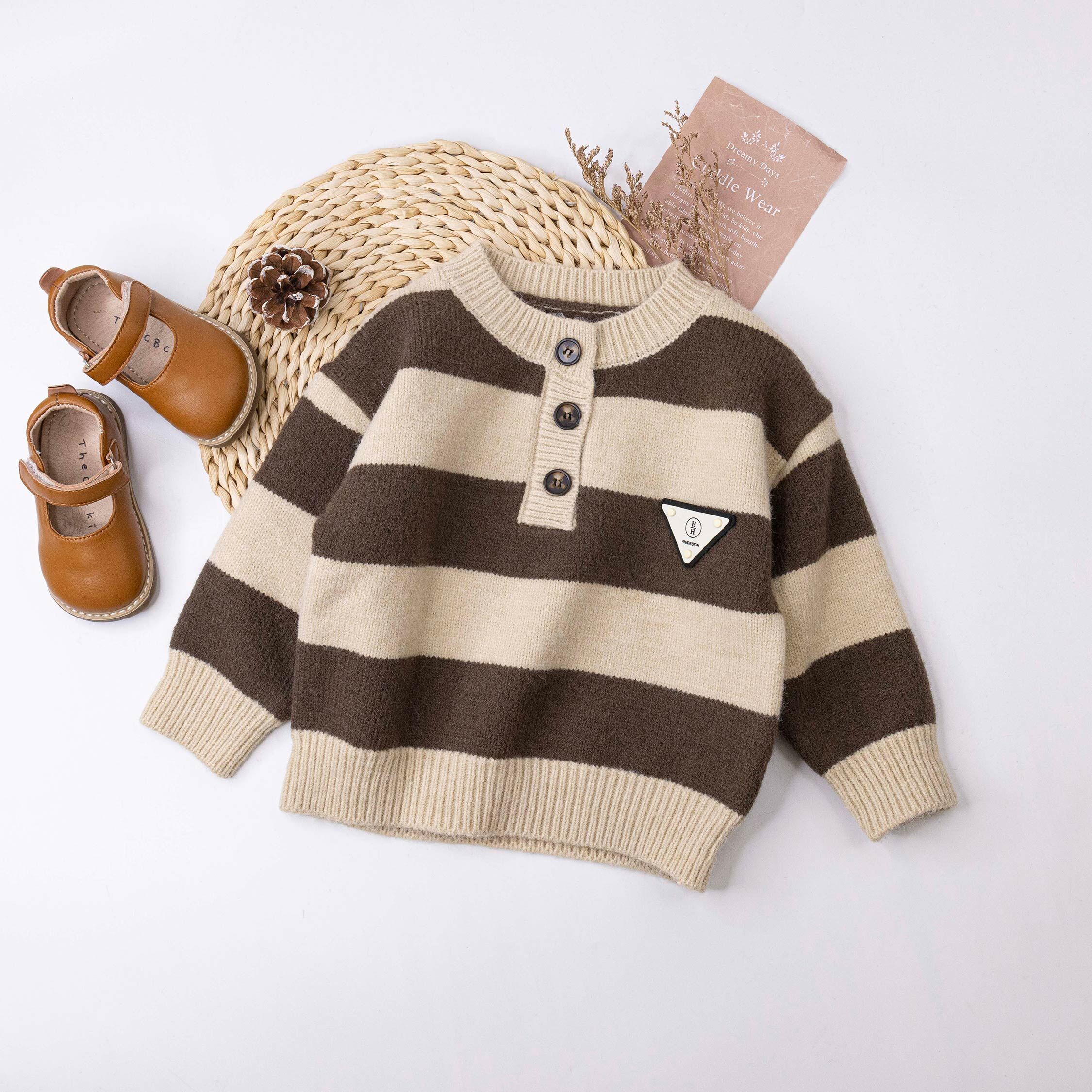 【H56010】質感倒三角布標條紋針織上衣