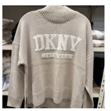 [S] DKNY PEBBLE/EGGNOG LOGO TURTLENECK HIGH LOW SWEATER, DJ6R0183-QLX (SD1648)