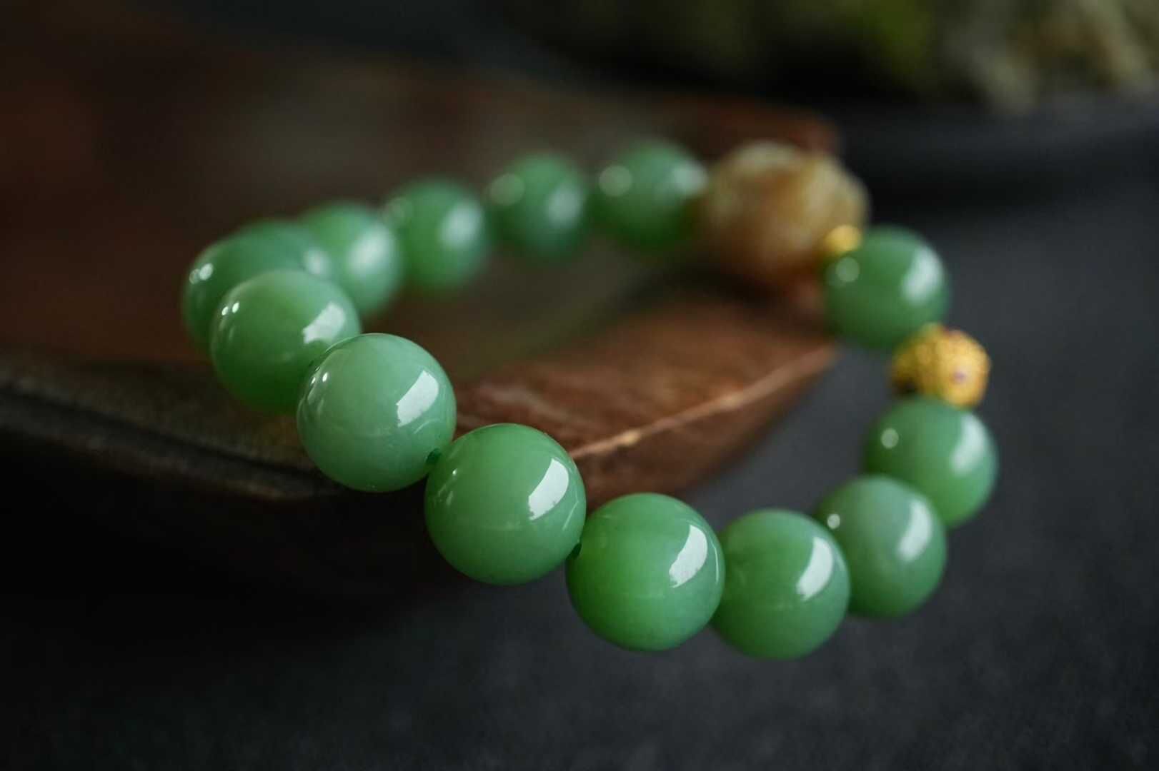 122442 和田玉老礦俄料碧玉濃郁果綠貓眼手串 (12mm直徑)