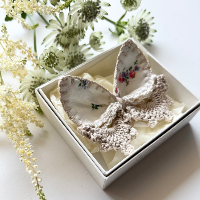 日本選物 典雅花卉蝴蝶結髮夾 - 白+粉藍花