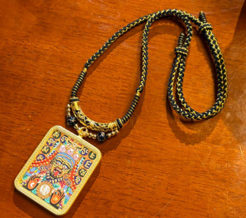 0207XZ147-雪堆白唐卡-凸金紮基拉姆圓牌（A147）