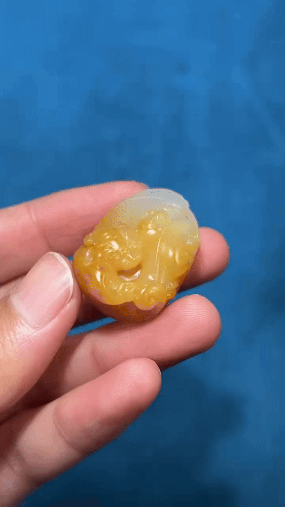 122210 和田玉籽料必定成龍黃沁吊墜