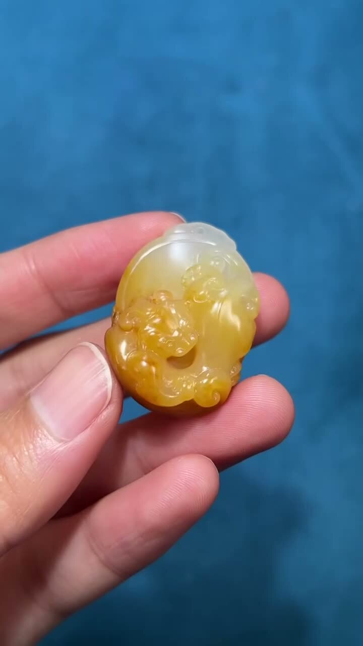 和田玉籽料必定成龍黃沁吊墜,天然和田玉軟玉