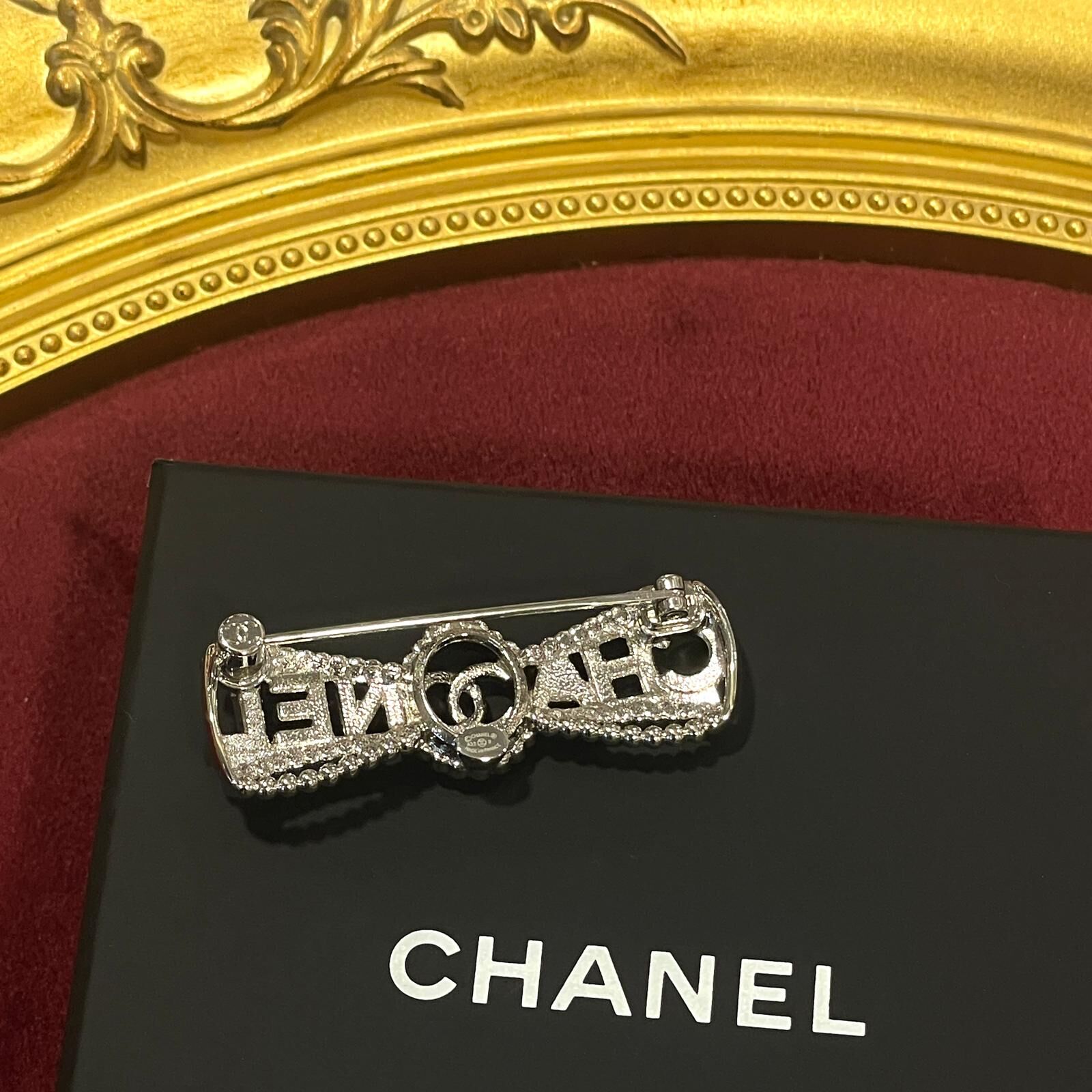 全新CHANEL BROCHE AB9255 4.5X1.5CM , 香奈兒胸針銀色蝴蝶結水鑽 #BRAND NEW #香榭站正品