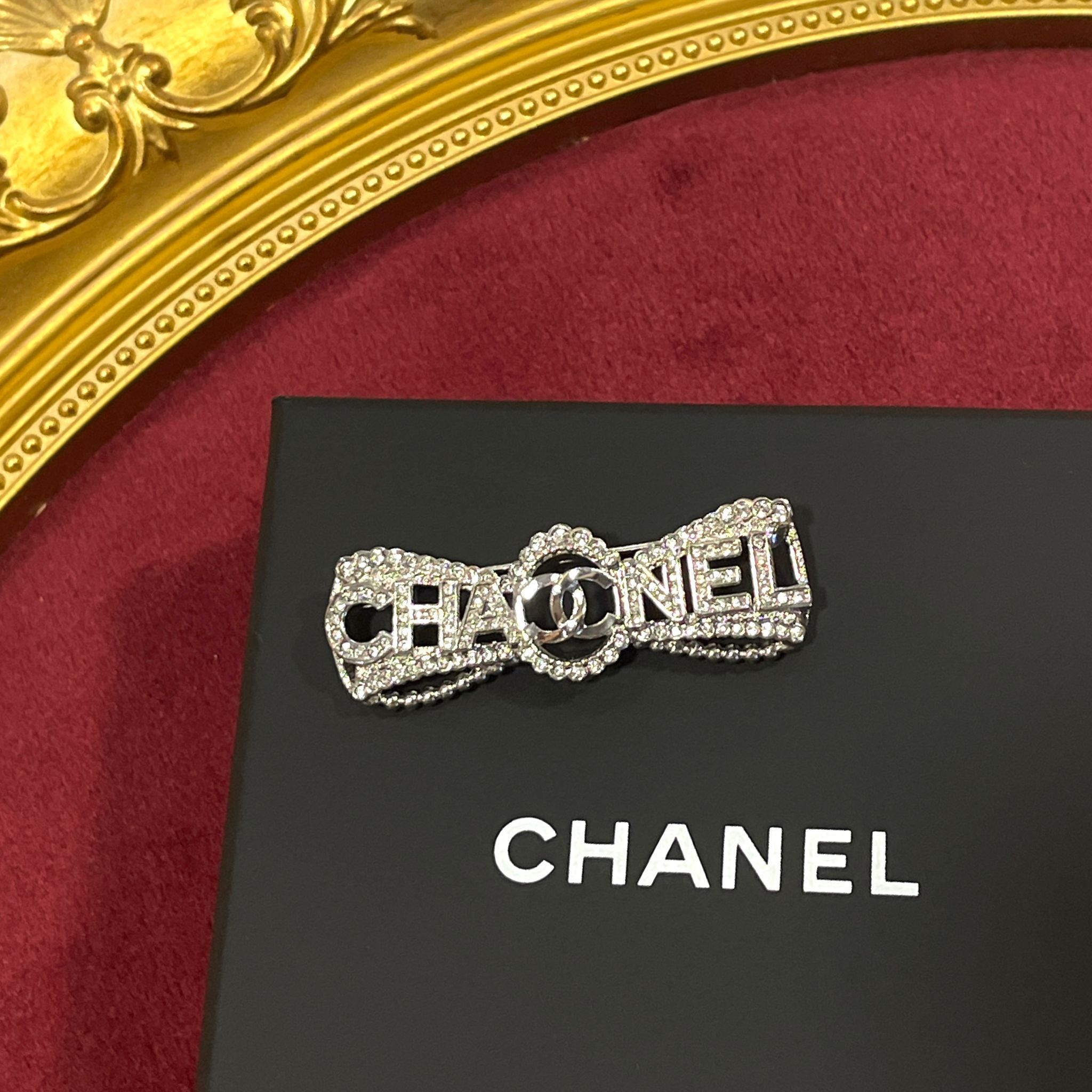 全新CHANEL BROCHE AB9255 4.5X1.5CM , 香奈兒胸針銀色蝴蝶結水鑽 #BRAND NEW #香榭站正品