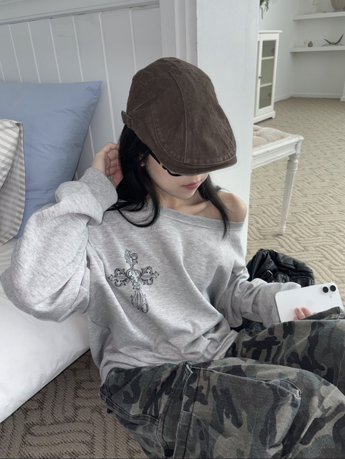 可斜肩圖騰十字架薄衛衣