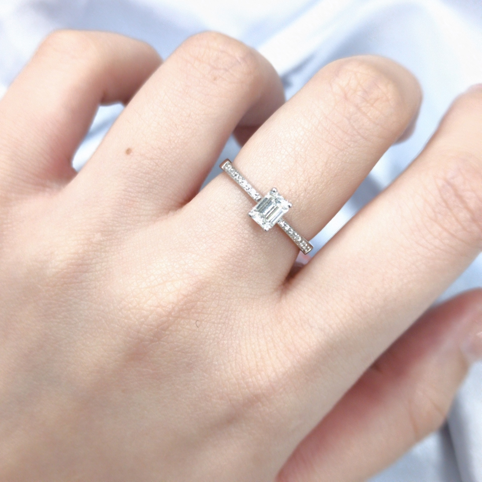 全新18K白金【單粒36份方形鑽石】配小鑽共41份戒指