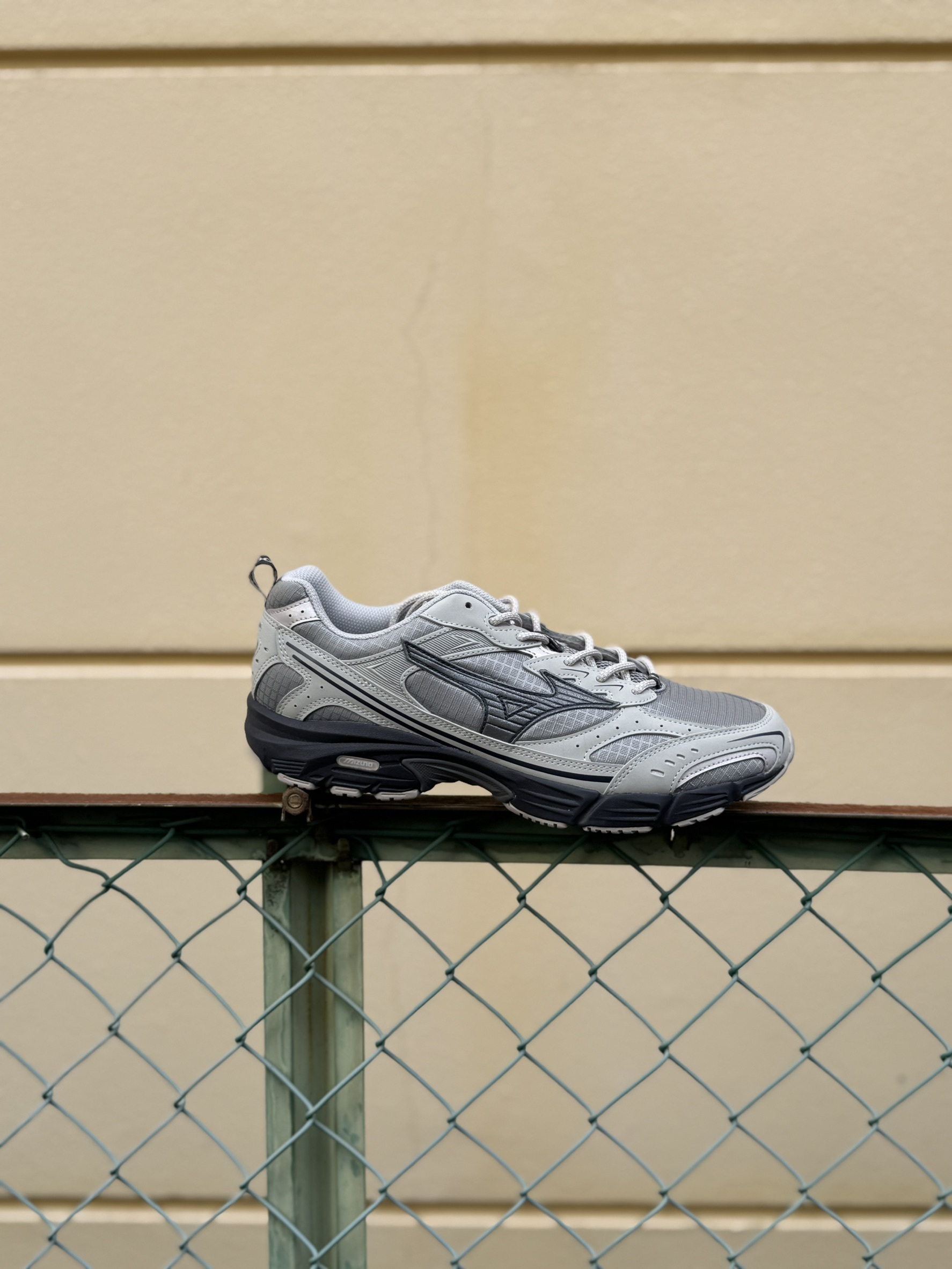 #現貨 MIZUNO Mxr 美津濃 復古運動鞋 D1GA245106 淺灰銀