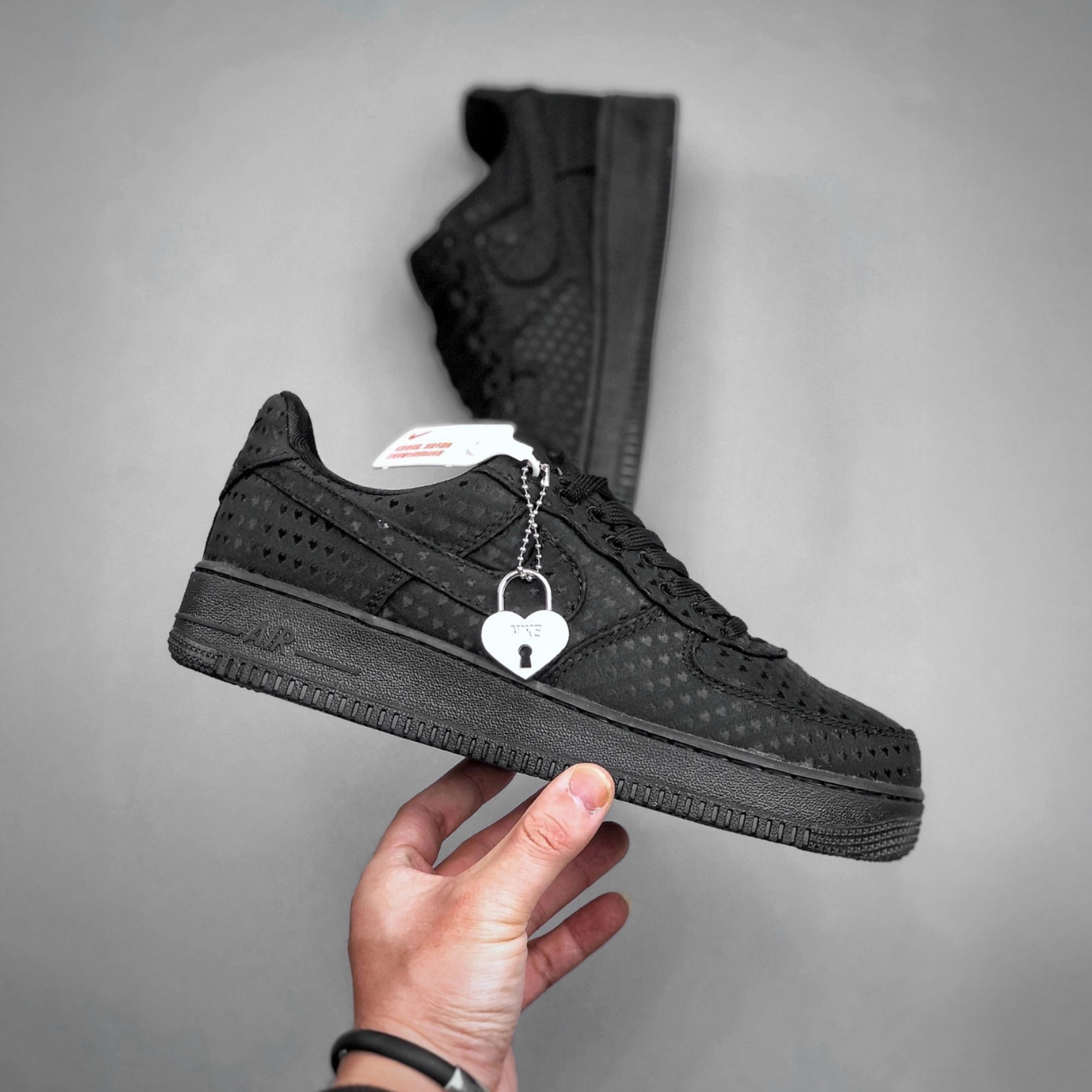 NICEDAY 現貨 Nike Air Force 1 黑 情人節 滿版 愛心 黑心 2026 IB6836-001