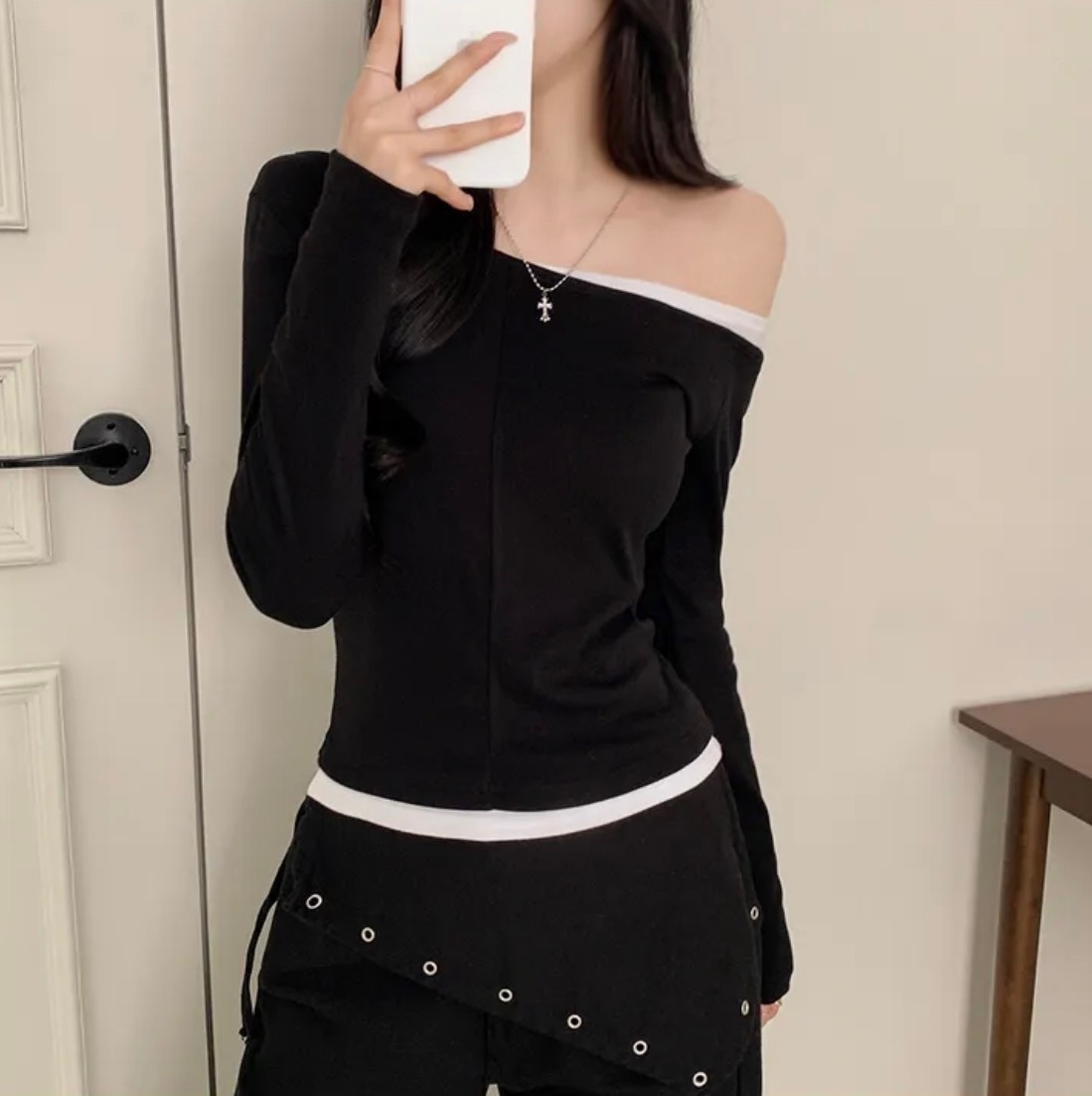 【11/2完額外95折優惠！首批優惠價預訂】韓國斜肩拼色長袖上衣（4色）