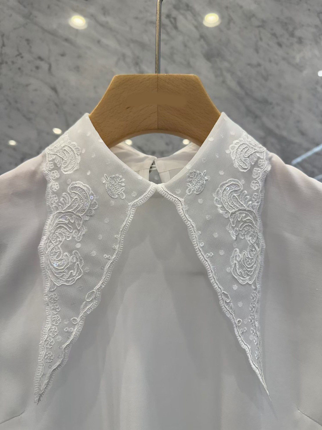 雲朵白刺繡蕾絲尖尖領片造型上衣