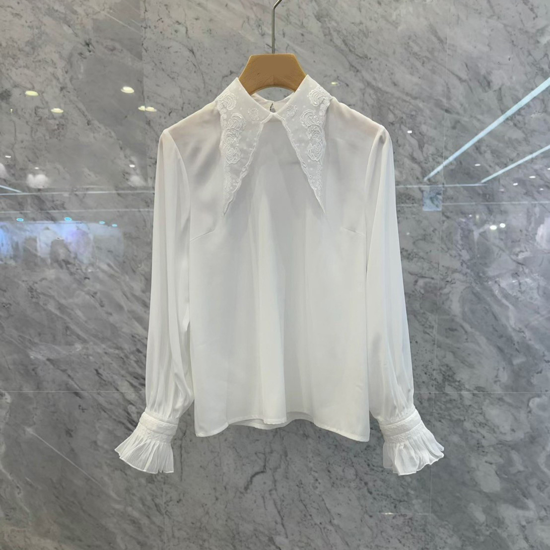 雲朵白刺繡蕾絲尖尖領片造型上衣