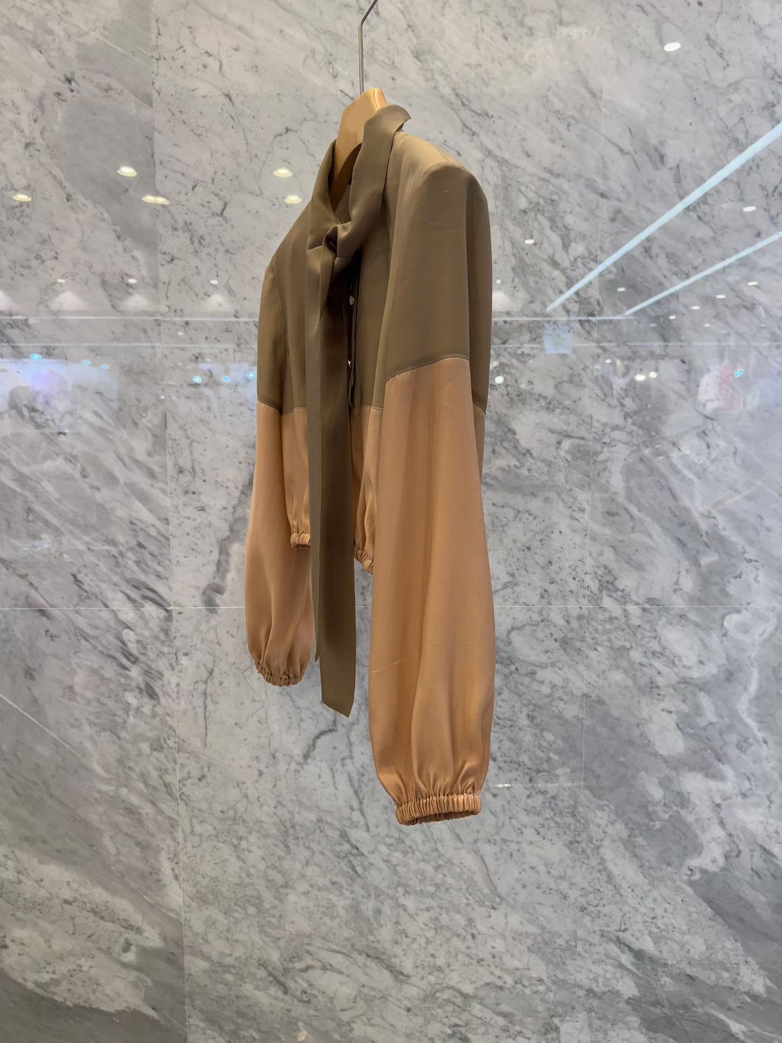 焦糖拿鐵上下配色綁帶領巾造型上衣