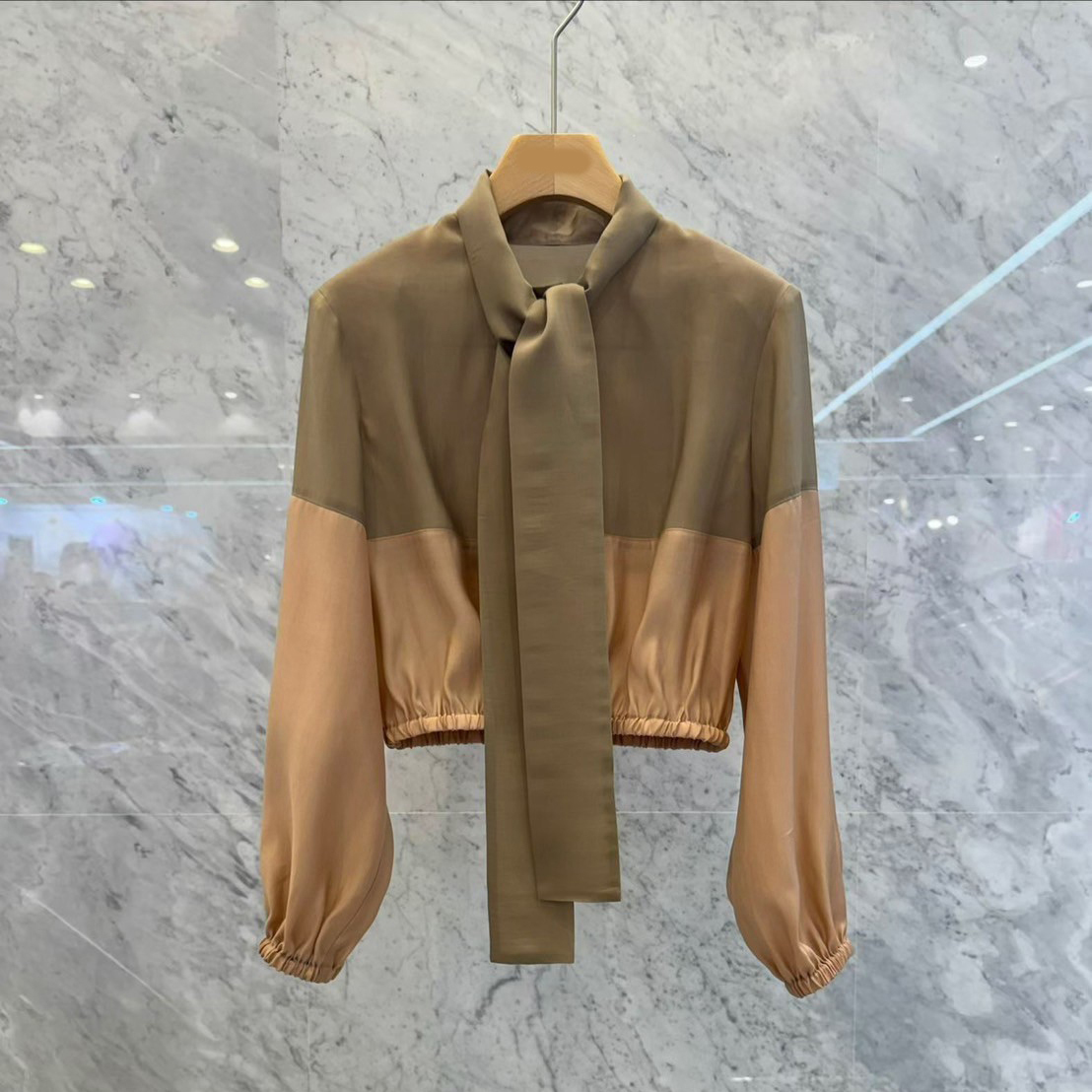 焦糖拿鐵上下配色綁帶領巾造型上衣