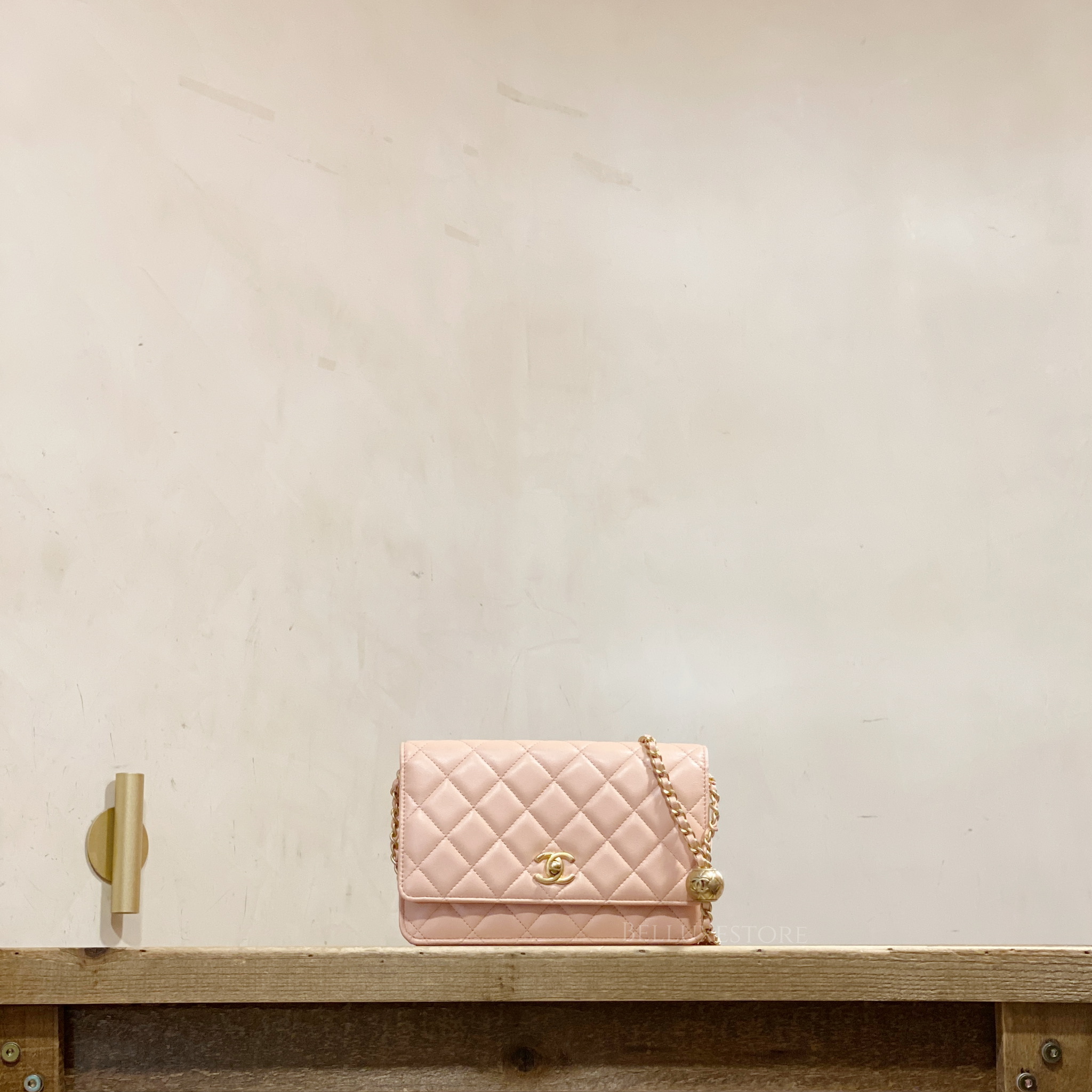 [Pre-owned] Chanel woc with gold ball lambskin pink/...