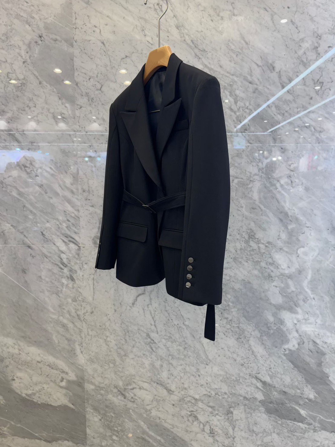 經典黑V字挺版翻領西裝外套-附腰帶
