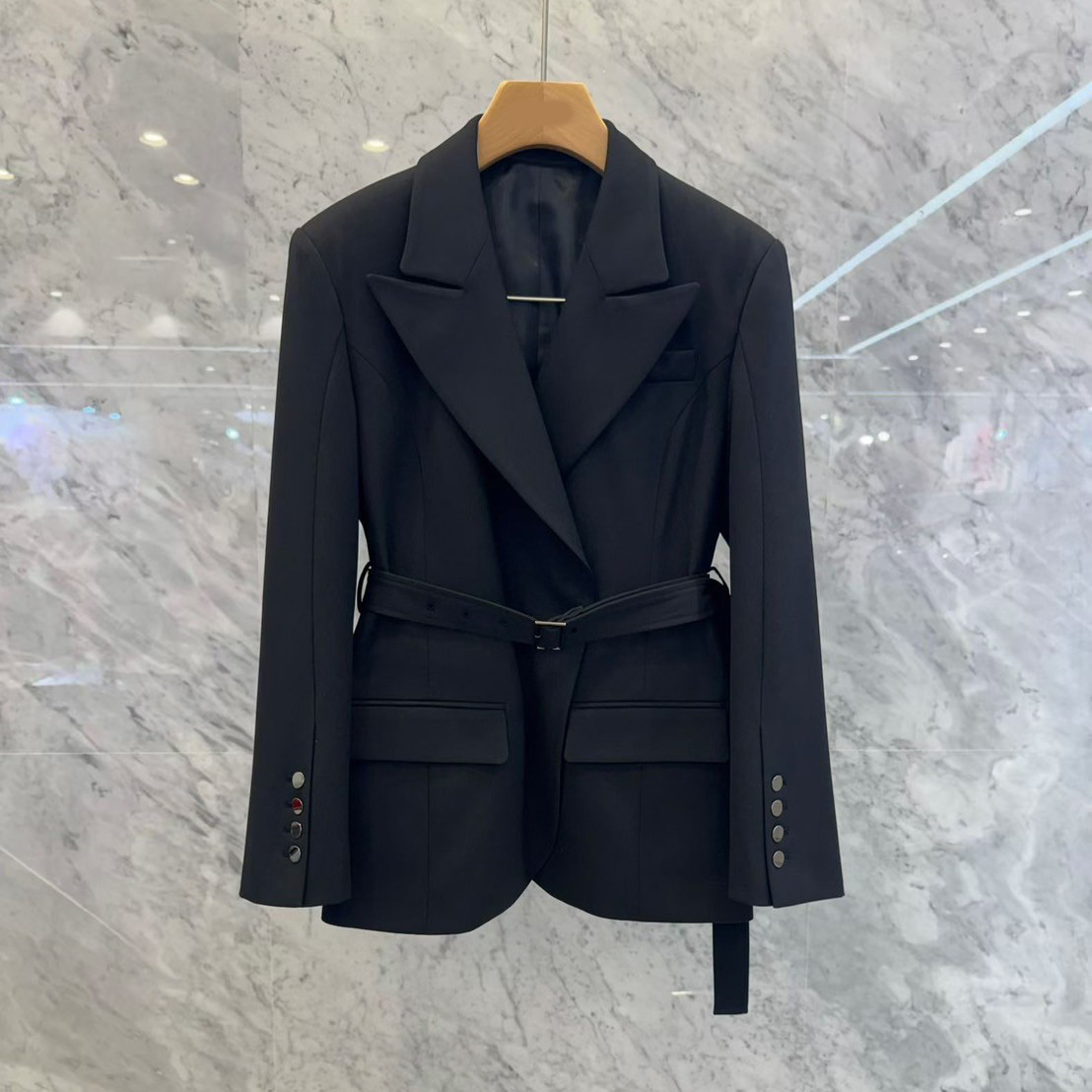 經典黑V字挺版翻領西裝外套-附腰帶
