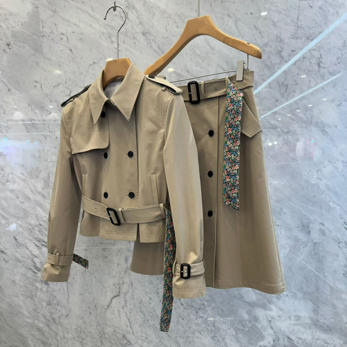 奶茶杏短版風衣外套+附腰帶雙排釦長裙SET