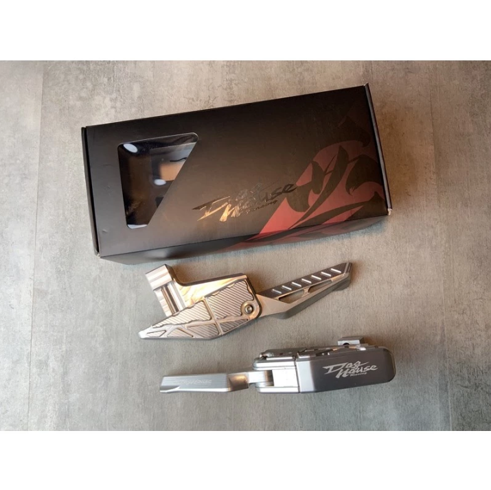 【DOG HOUSE惡搞】CNC 惡搞 飛炫踏板 踏板 斜紋球刀 防滑設計 雷雕 勁戰六代/水冷BWS/勁戰3-5代/SMAX