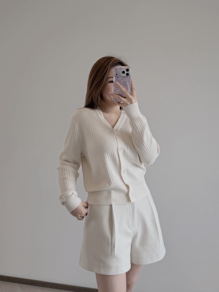 7390 杏白挺身高腰短褲