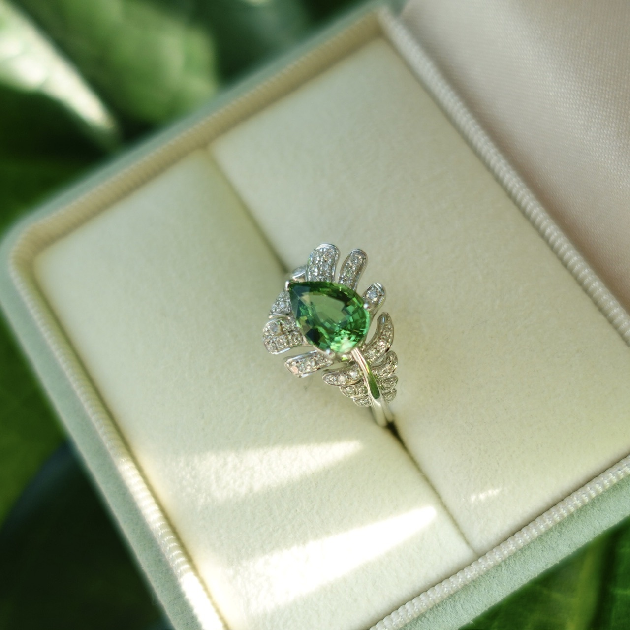 18K金沙弗萊石鑽石戒指 (帶寶石鑑定證書)