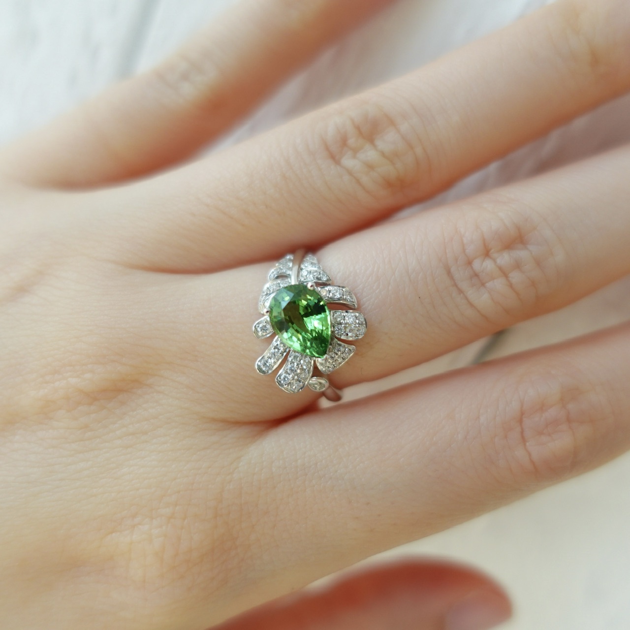 18K金沙弗萊石鑽石戒指 (帶寶石鑑定證書)