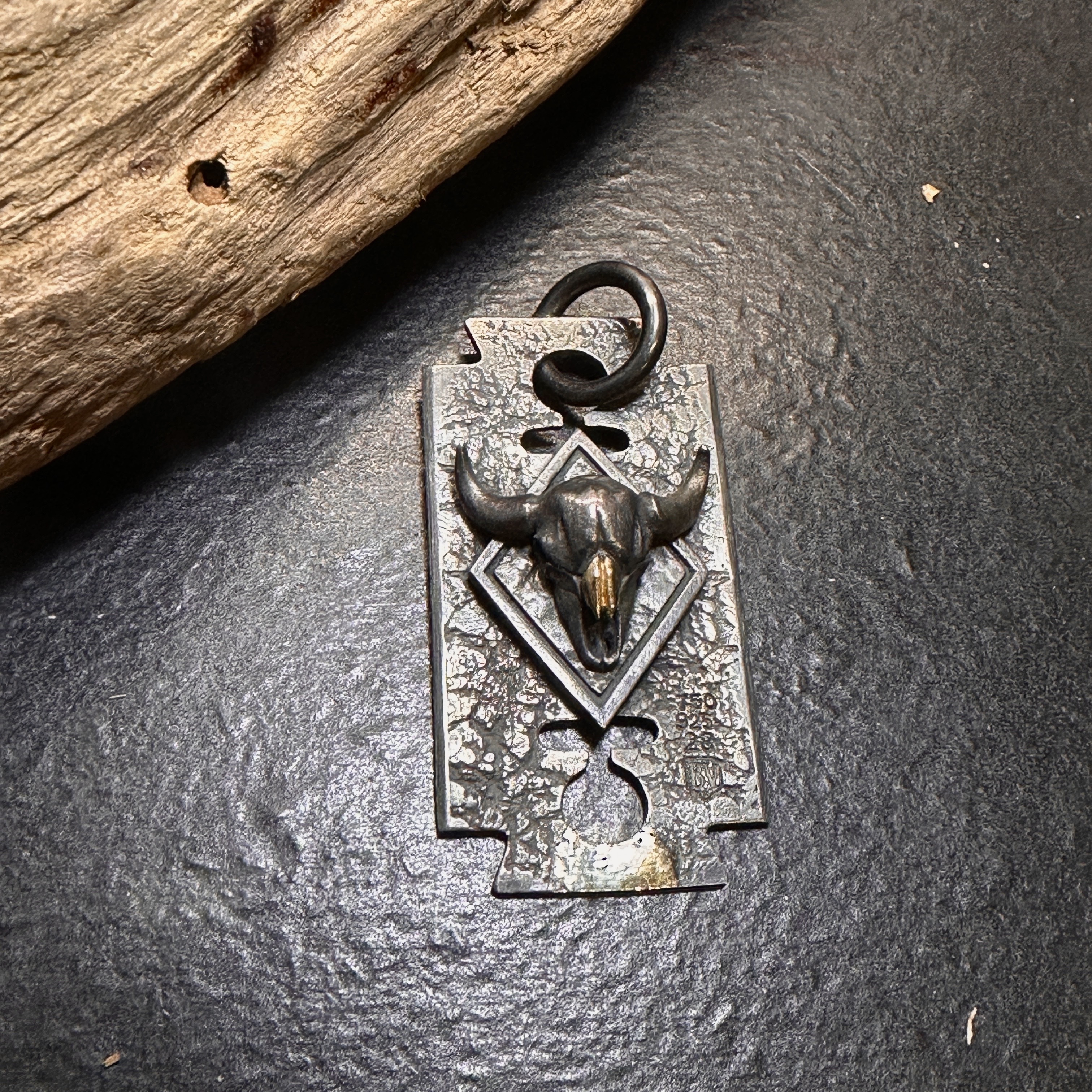 *Black Venom Jewelry- Freedom & Prayer 純銀野牛頭鎏金刀片吊墜